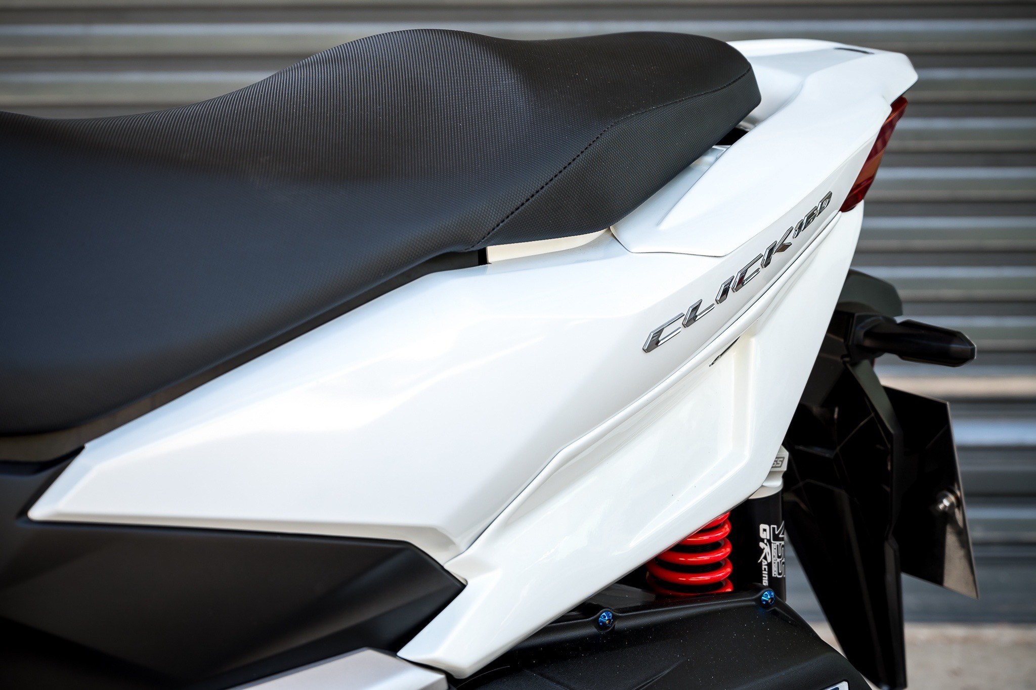 ชุดครอบท้ายแฟริ่ง Click160 1990฿ (ขาว ,ดำด้าน,แดง)