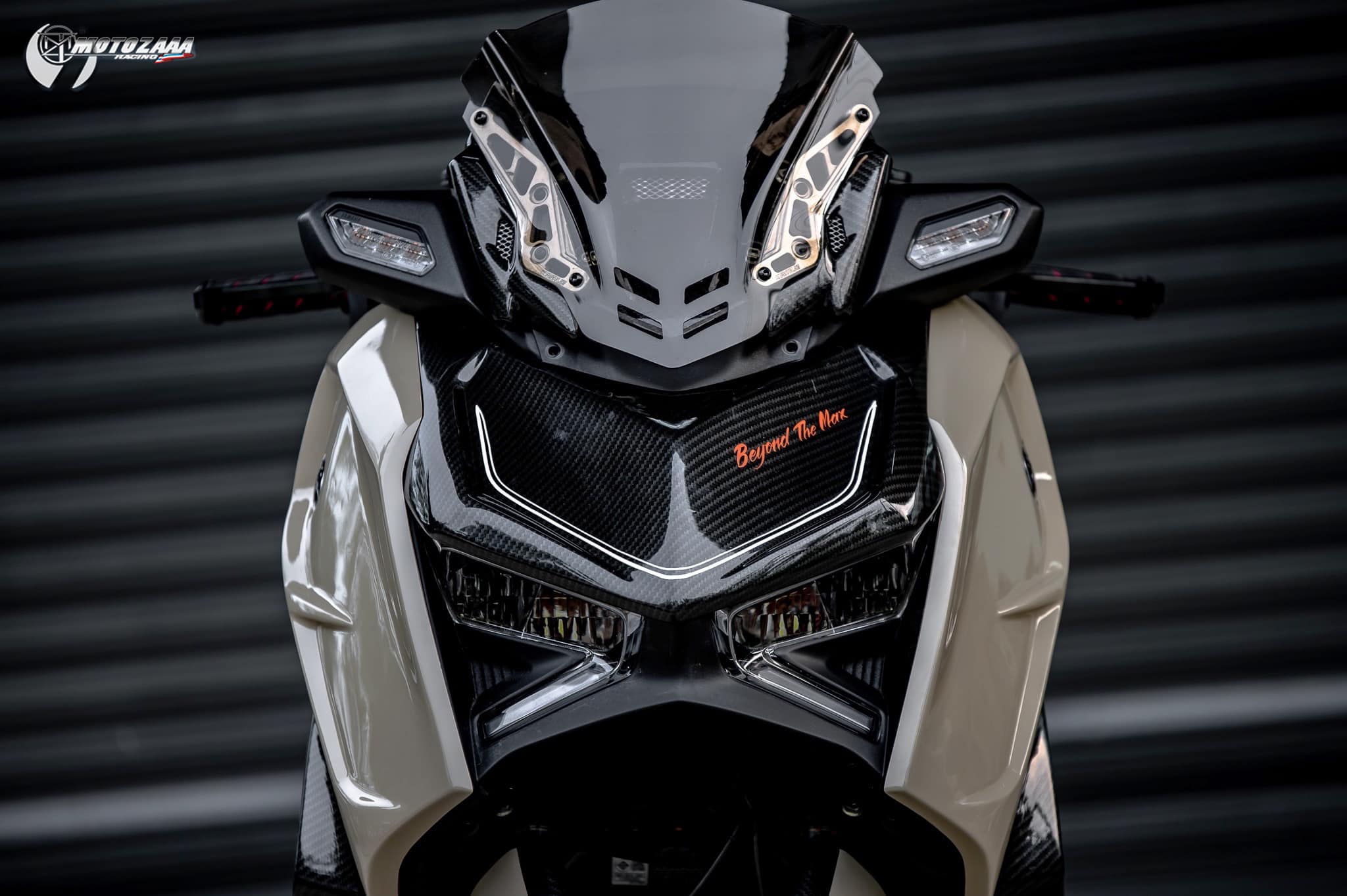 Xmax300 Body kit MotozAAA Body kit 1). ครอบหน้ากากหน้า Front fairing cover 1500฿ 2). ครอบกาบอกซ้าย-ขวา Big side fairing cover 2790฿ 3). ครอบบังโคลนหน้า Front fender cover แบบ3ชิ้น (ชุดเต็ม ) 2100 แบบ2ชิ้น (ข้าง R/L ) 1490฿ ( ลายเคฟล่า +250฿ ) 4). ครอบปีกข