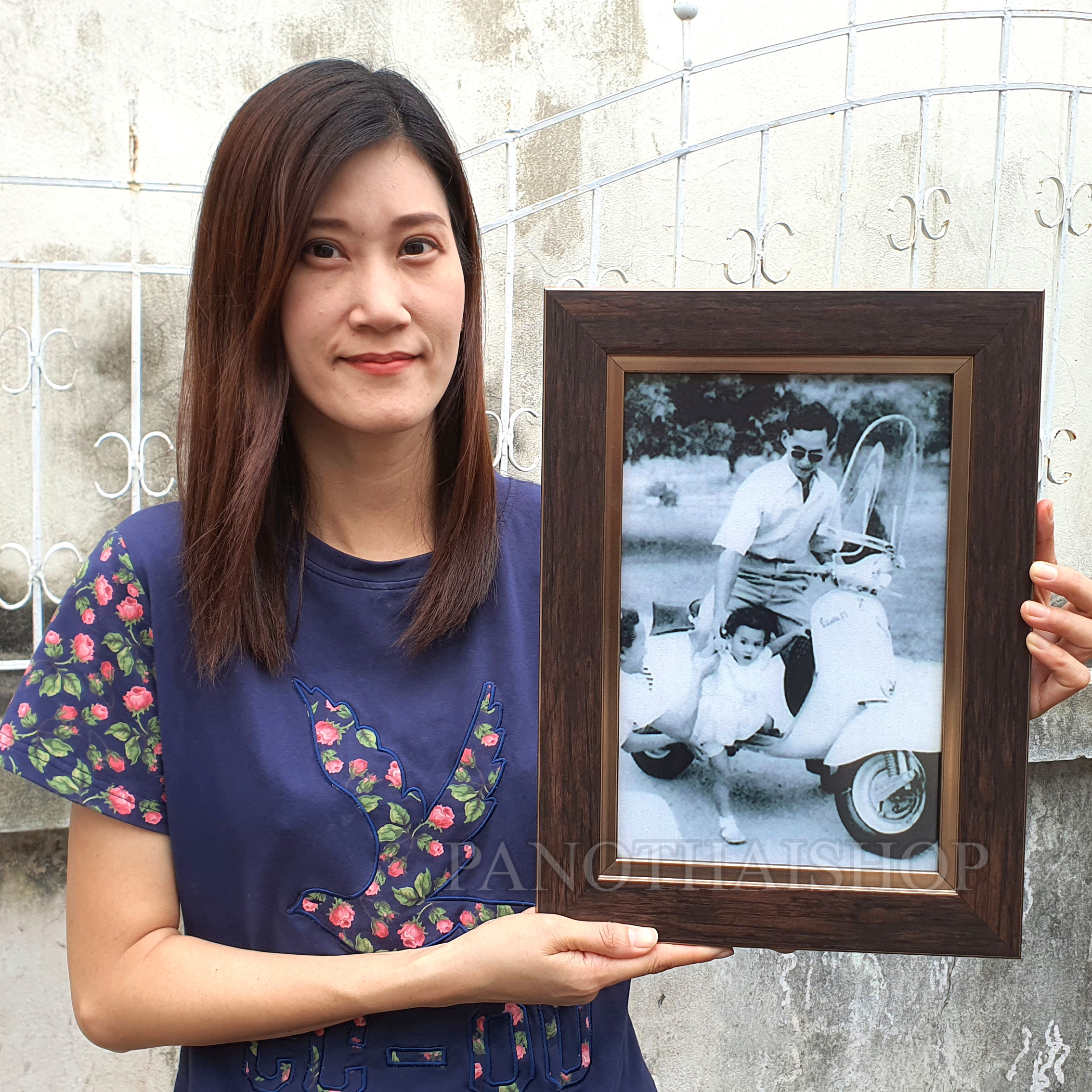 รูปในหลวงรัชกาลที่ 9 ทรงรถเวสป้า ที่สุดของความคลาสสิค กรอบรูปในหลวง