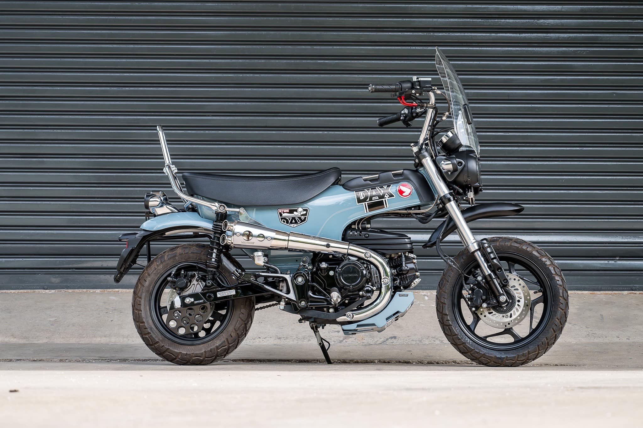 ท่อ DAX125 MotolordD x Vamos ตรงรุ่น เสียง นุ่ม ไพเราะ วัสดุน้ำหนักเบา ให้อัตตราเร่งที่ดี มาพร้อมอุปกรณ์ติดตั้งครบ ท่อมี มอก. ใช้งานได้สบายใจ ท่อ DAX125 VAMOS ราคา 8900 บาท