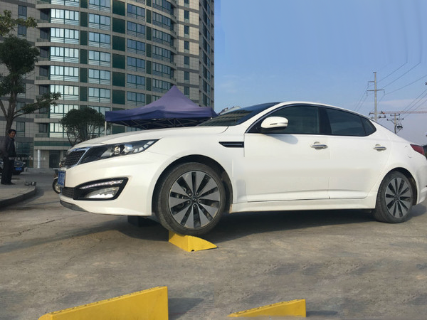 ทางลาดพลาสติกสีดำ สำเร็จรูป สูง 19 cm ลึก 50 cm / ยาว 50cm หนัก 3.9 kg รับน้ำหนักรถยนต์ได้ 2 ตัน - Plastic Ramp 19x50x50 cm