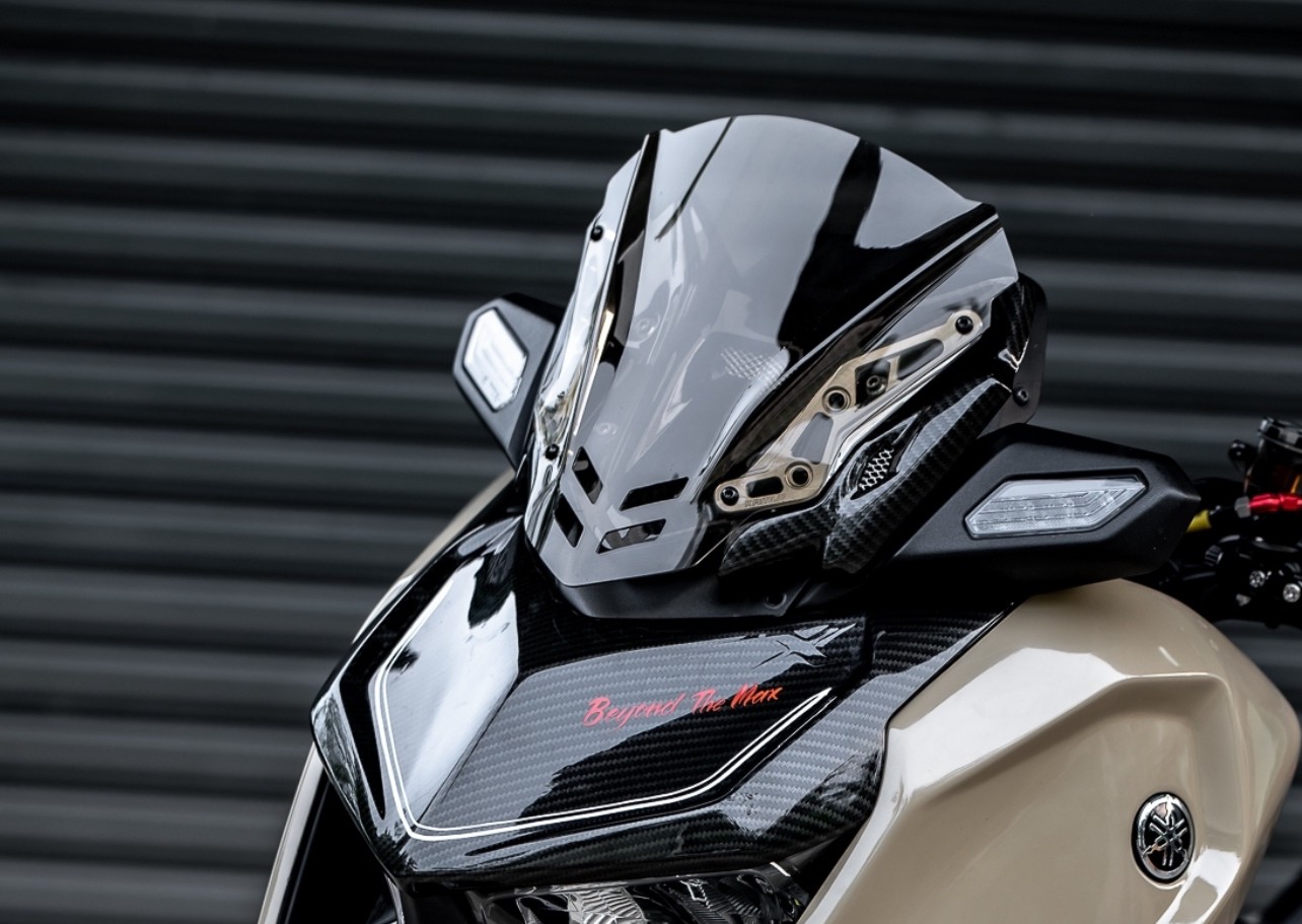 Xmax300 Body kit MotozAAA Body kit 1). ครอบหน้ากากหน้า Front fairing cover 1500฿ 2). ครอบกาบอกซ้าย-ขวา Big side fairing cover 2790฿ 3). ครอบบังโคลนหน้า Front fender cover แบบ3ชิ้น (ชุดเต็ม ) 2100 แบบ2ชิ้น (ข้าง R/L ) 1490฿ ( ลายเคฟล่า +250฿ ) 4). ครอบปีกข