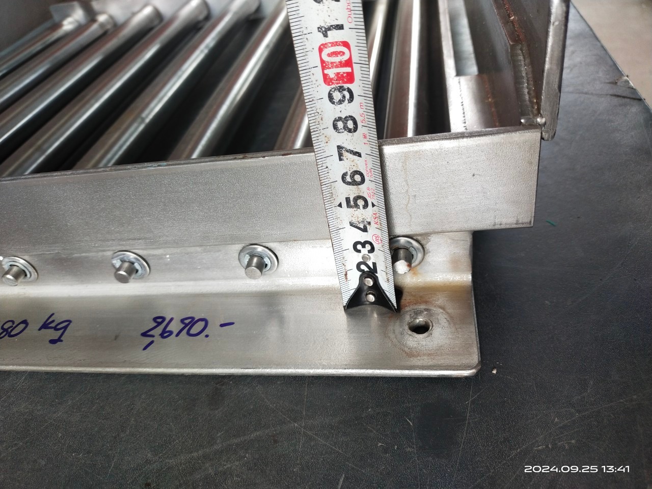 อุปกรณ์ใช้งานในโรงงาน เป็นลูกกลิ้ง ช่วยลำเลียงสิ่งของ วัสดุสแตนเลสทั้งชิ้น ขนาด 46x50 ซม. ลูกกลิ้งโต 27 ม.ม. สแตนเลสหนามาก น.น.รวม 17.8 ก.ก.