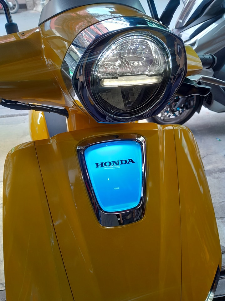 ครอบโลโก้มีไฟ LED REVOLUTION GIORNO125