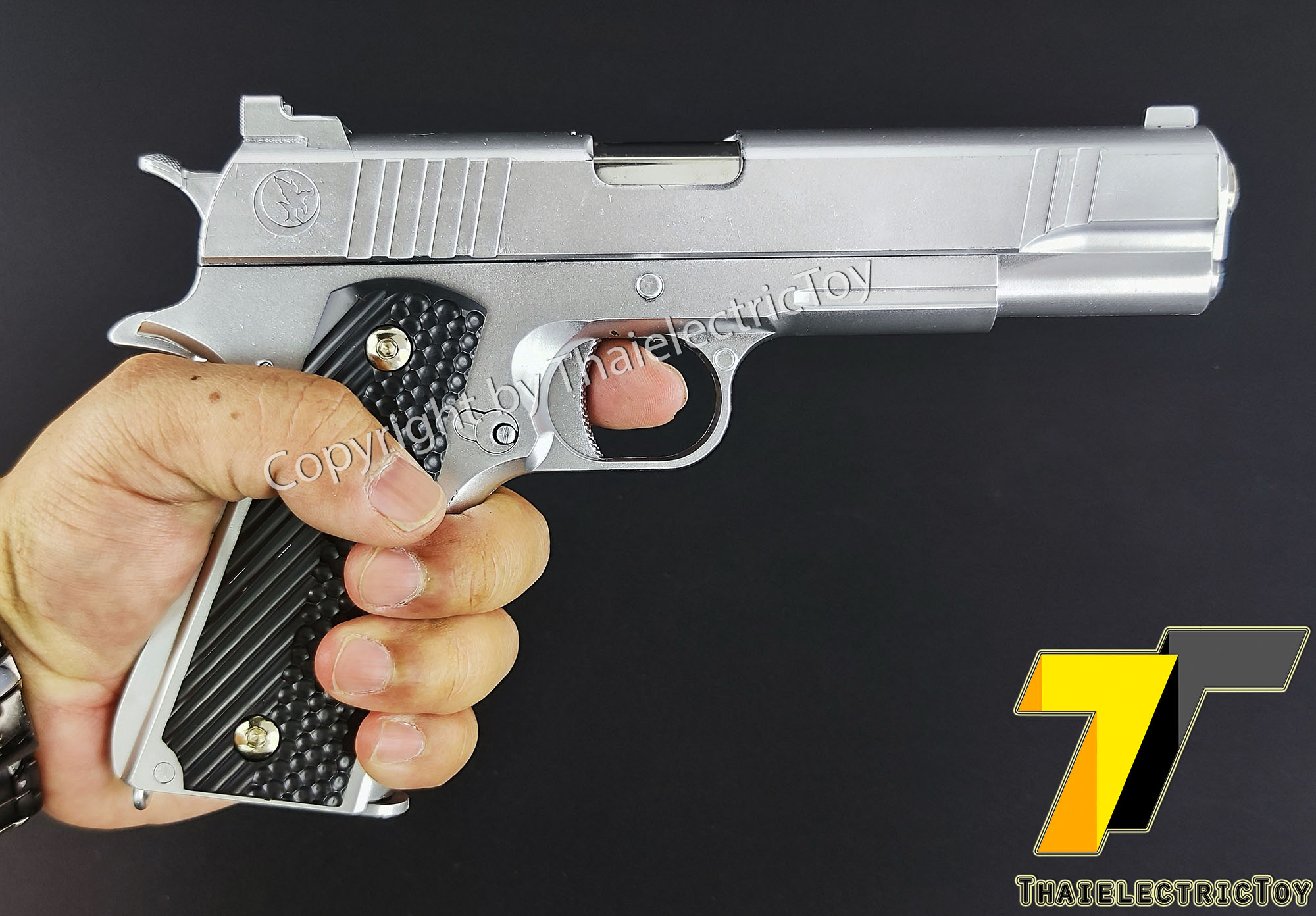 ปืนอัดลมพลาสติก 1911 สีบอร์นเงิน ชักยิงทีล่ะนัด ลำกล้องยาว 8 นิ้ว หนัก 276 กรัม แขวนสไลน์ได้