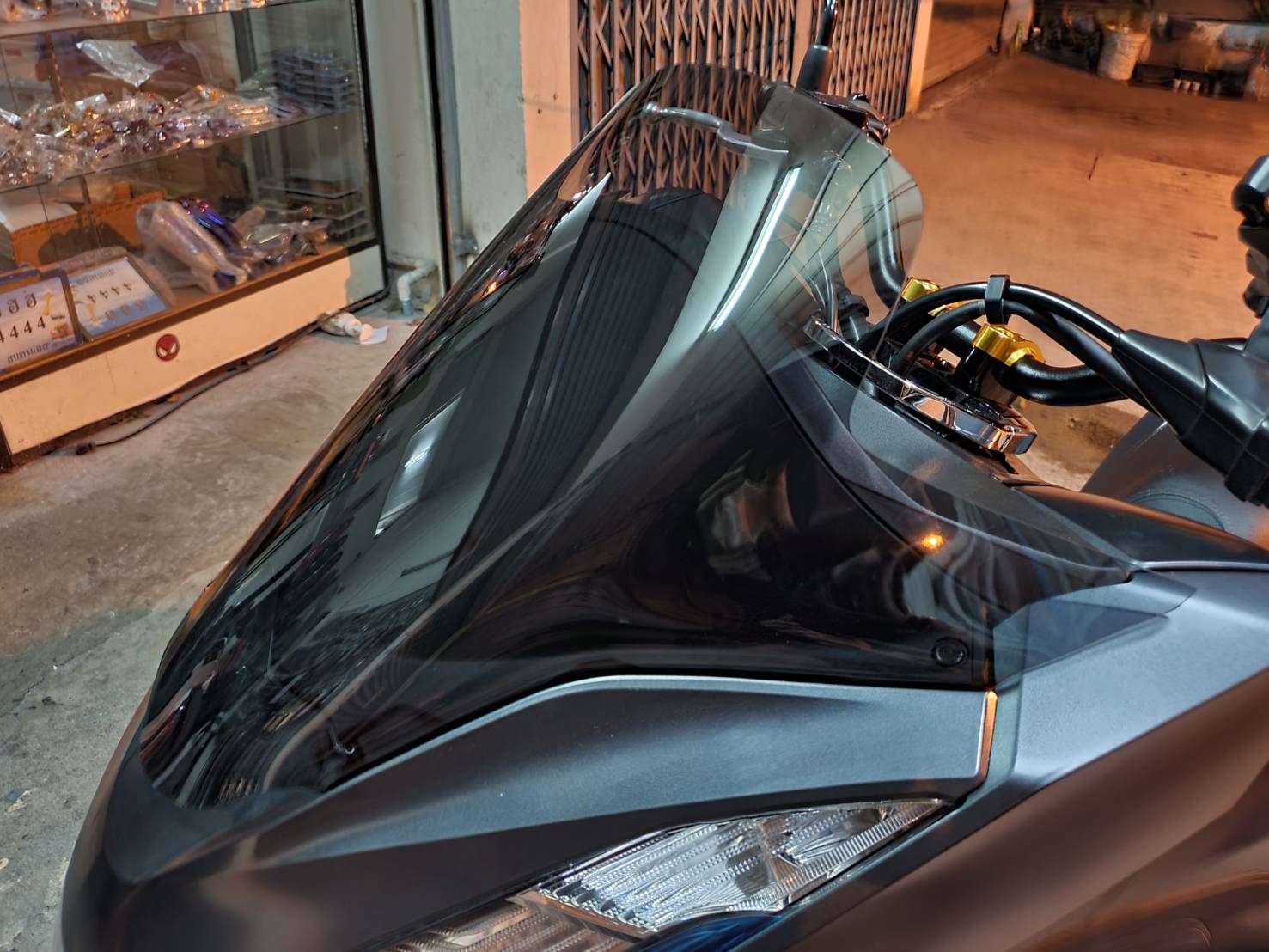 ชิวหน้าPCX 160 ฟ้า ใส ชา หนา3มิล ราคา490