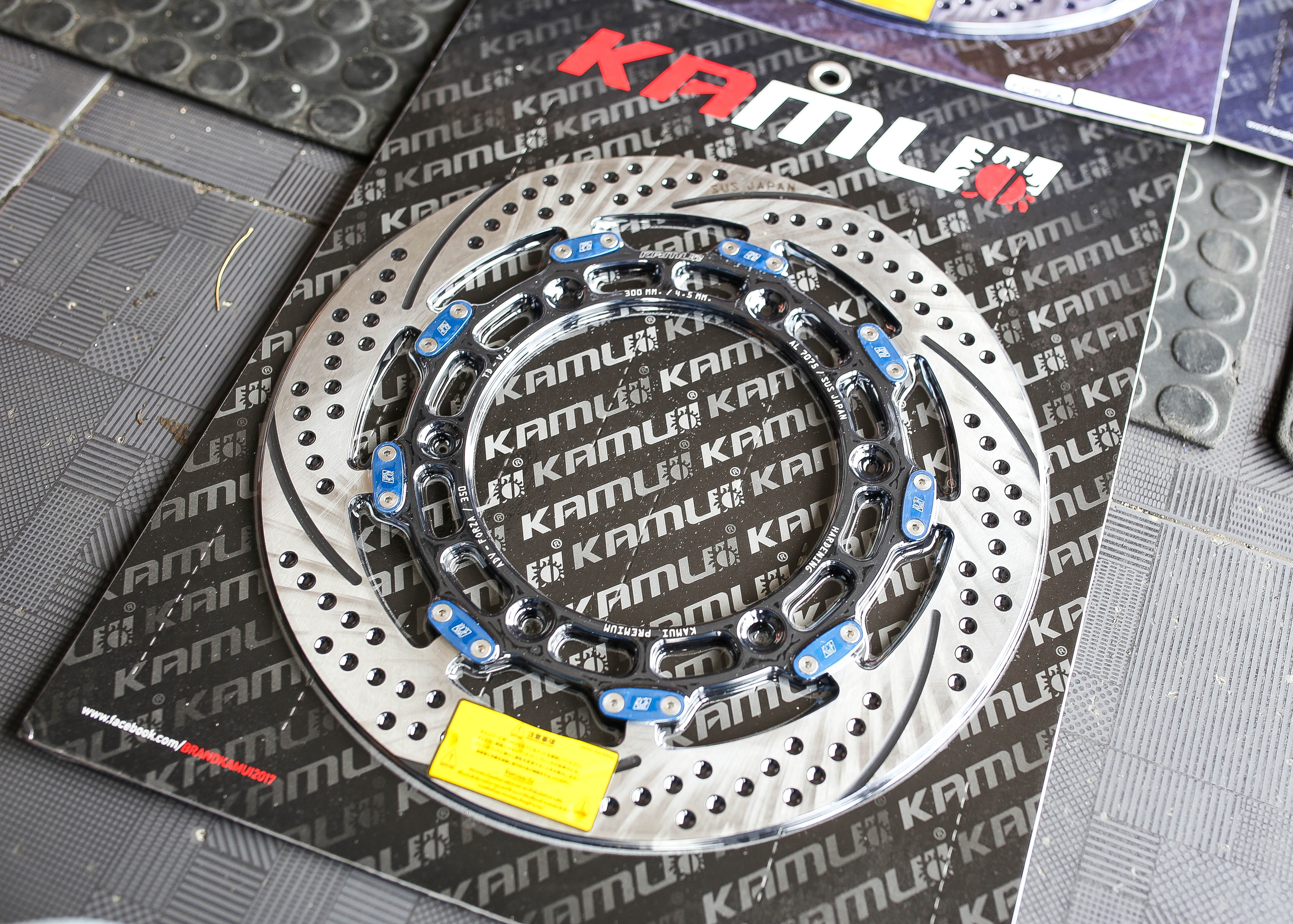 จานหน้าขนาด 300 มิล. TD-V.2 FORZA300-350 - XMAX300 - ใส่ปั๊ม Brembo ไม่ติดหมุด ไม่ต้องตัดผ้าเบรค - จับหน้าผ้าเบรคได้เต็ม เบรคระยะสั้นลง - มีความสวยงาม แข็งแรง ทนทาน -จานดิสก์ สแตนเลส 410DB ผ่านการชุบแข็ง ไม่มีไม่ได้แล้ว จานหน้าขนาด 300 มิล TD-V.2 ใบละ 4,5