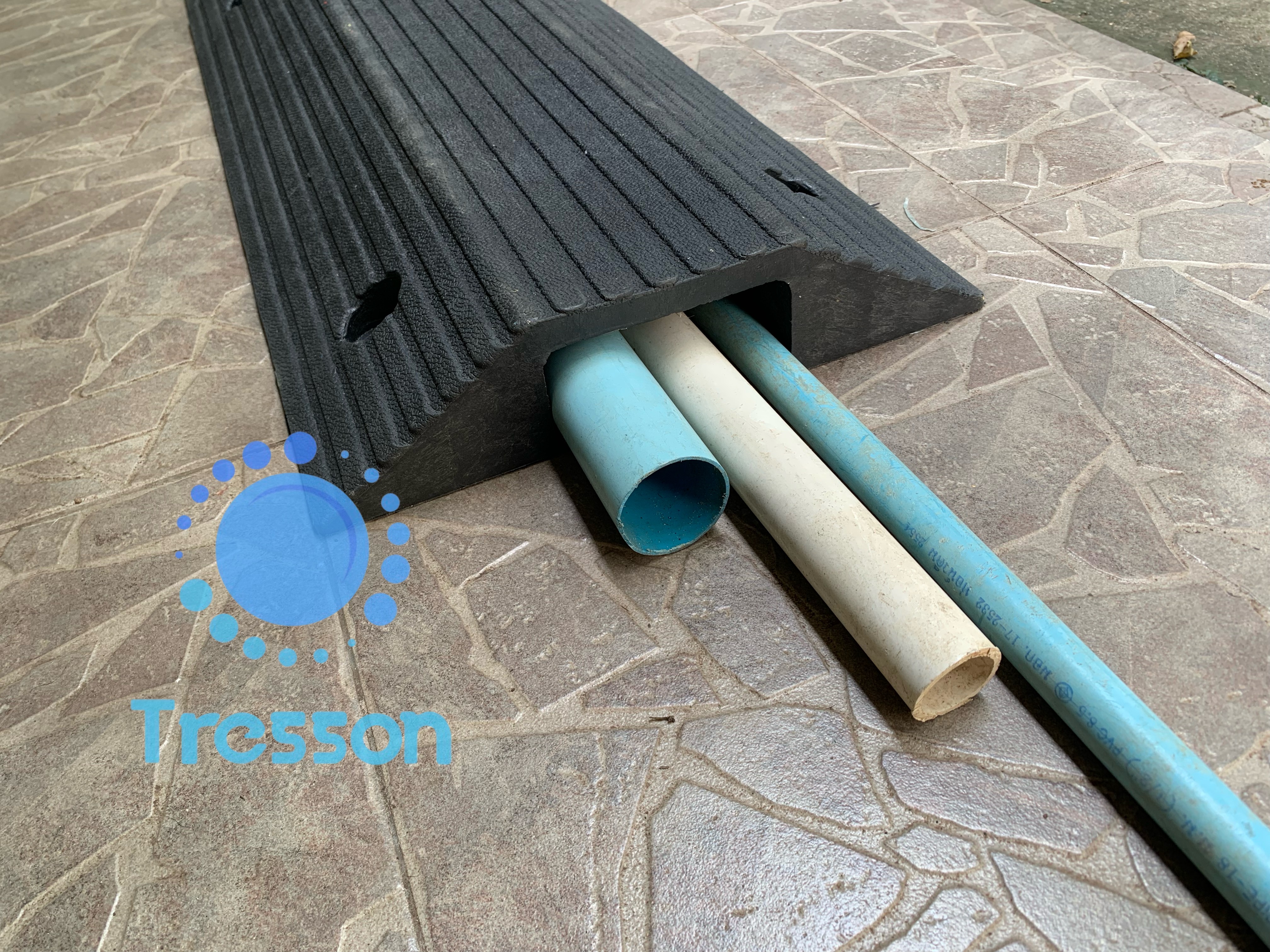 ทางลาดยางครอบท่อ ครอบสายไฟ ข้ามธรณีประตู สูง 8 ซม. กว้าง 40 ซม. ยาว 80 ซม(ด้าน) ขนาดช่อง 12x6 cm-นน.7 kg รับนน.สูงสุด700kg. Rubber Wire Cover Ramp 8x40x80 cm 13 kg