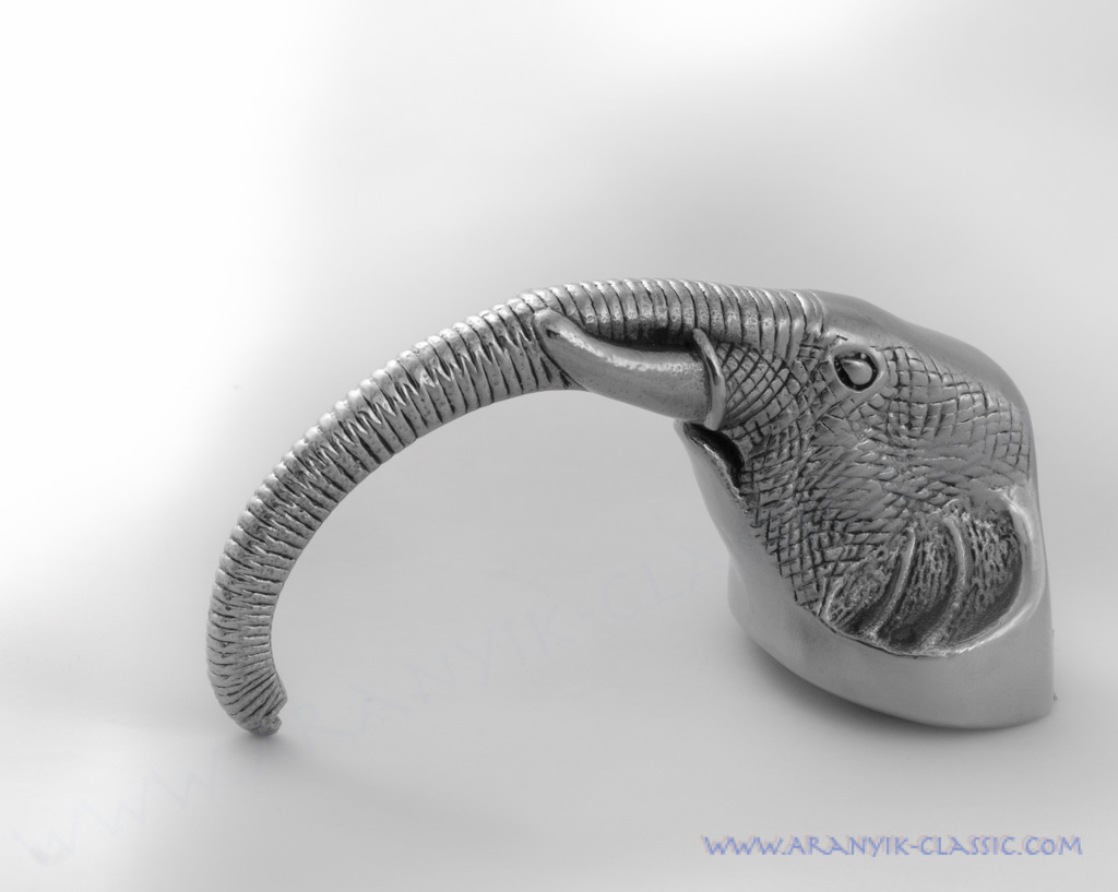 ของขวัญให้ชาวต่างชาติ ที่เปิดขวด รูปช้าง พร้อมกล่องผ้าไหม