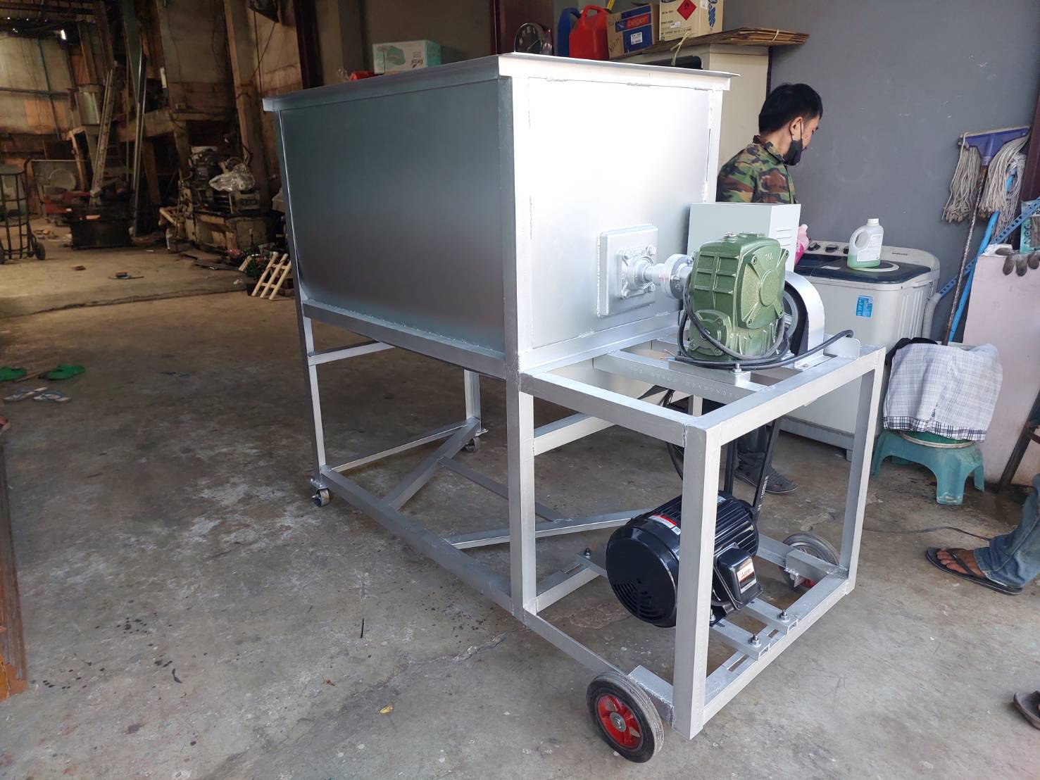 เครื่องผสมปุ๋ย ถังสแตนเลส แนวนอน ขนาด 500kg มอเตอร์ 5HP