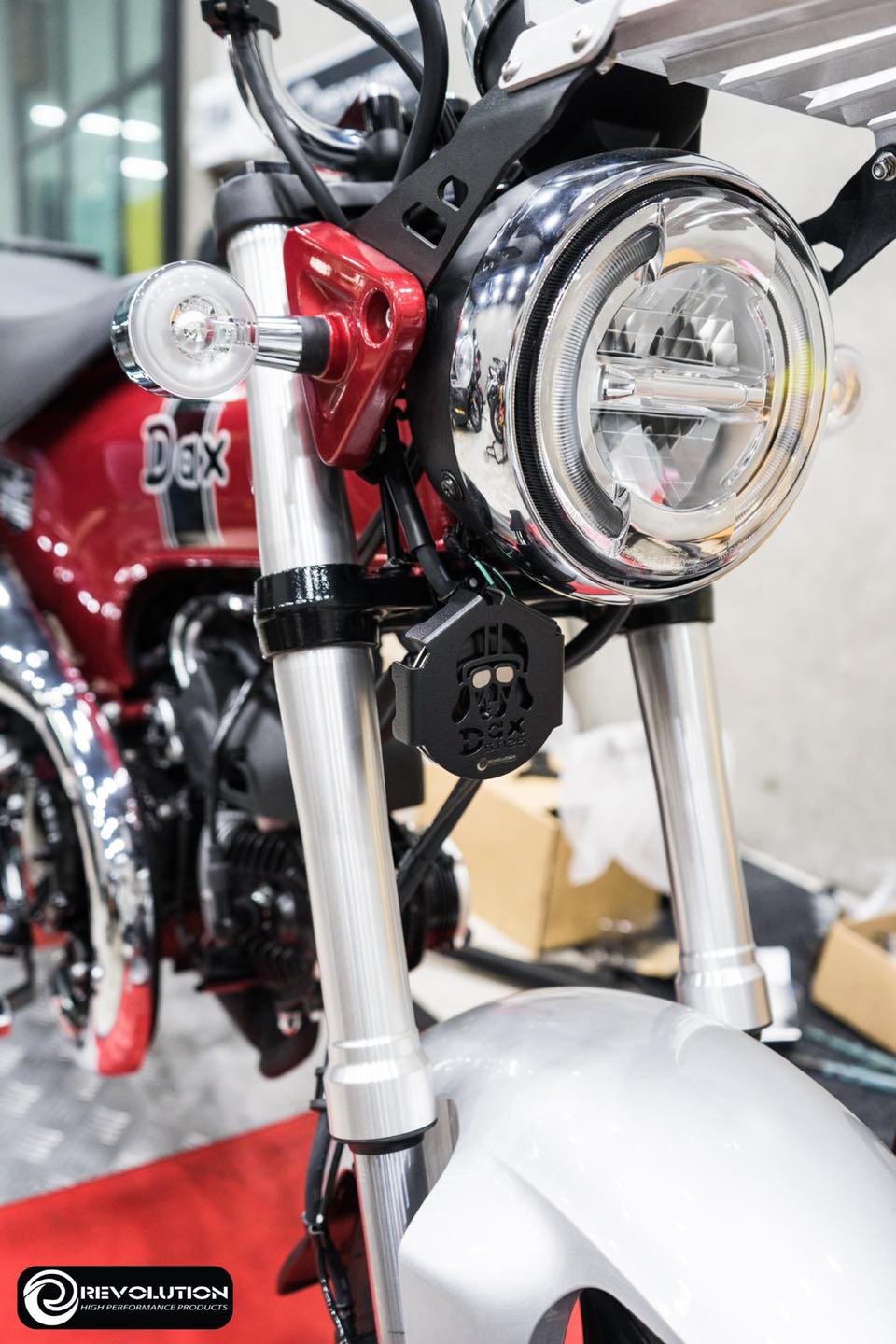 บังแตร Revolution Dax125/st125มี2สี เงิน ดำ -วัตถุดิบเป็นสแตนเลส 304 ไม่ขึ้นสนิม -ชิ้นงานตัดเลเซอร์ พับ งาน2D งานตัดทะลุสวยงาม -แว่นตาหน้าหมาดัชชุนเลเซอรมาคเกอร์ ให้มีมิติ เท่ไม่เหมือนใคร ราคา600