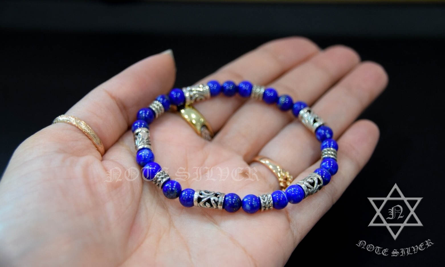 สร้อยข้อมือหินลาพีส ลาซูลี แต่งด้วยหมุดเงินแท้ลายกราฟฟิก สลับรอบเส้น Lapis Lazuli & Sterling Silver 925 NSSV2025