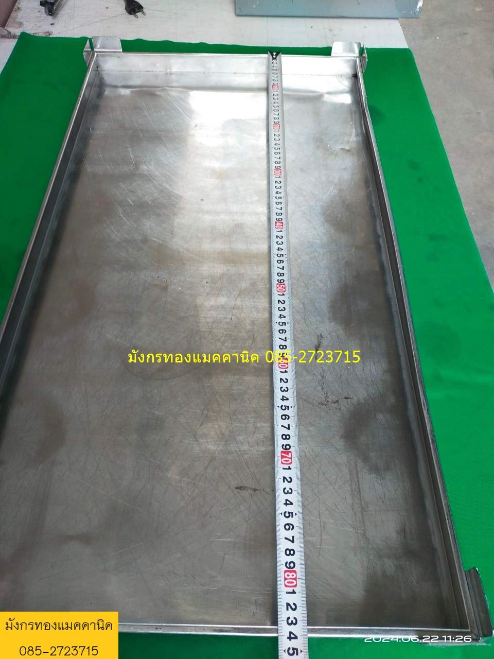 ถาดสแตนเลสแบบบาง ขนาด 45x84 ซม.ขอบข้างสูง 3.5 ซม. มีกั้นมุมเพื่อวางถาดซ้อนกันได้ ไม่มีรูเจาะ มีรอยการใช้งาน