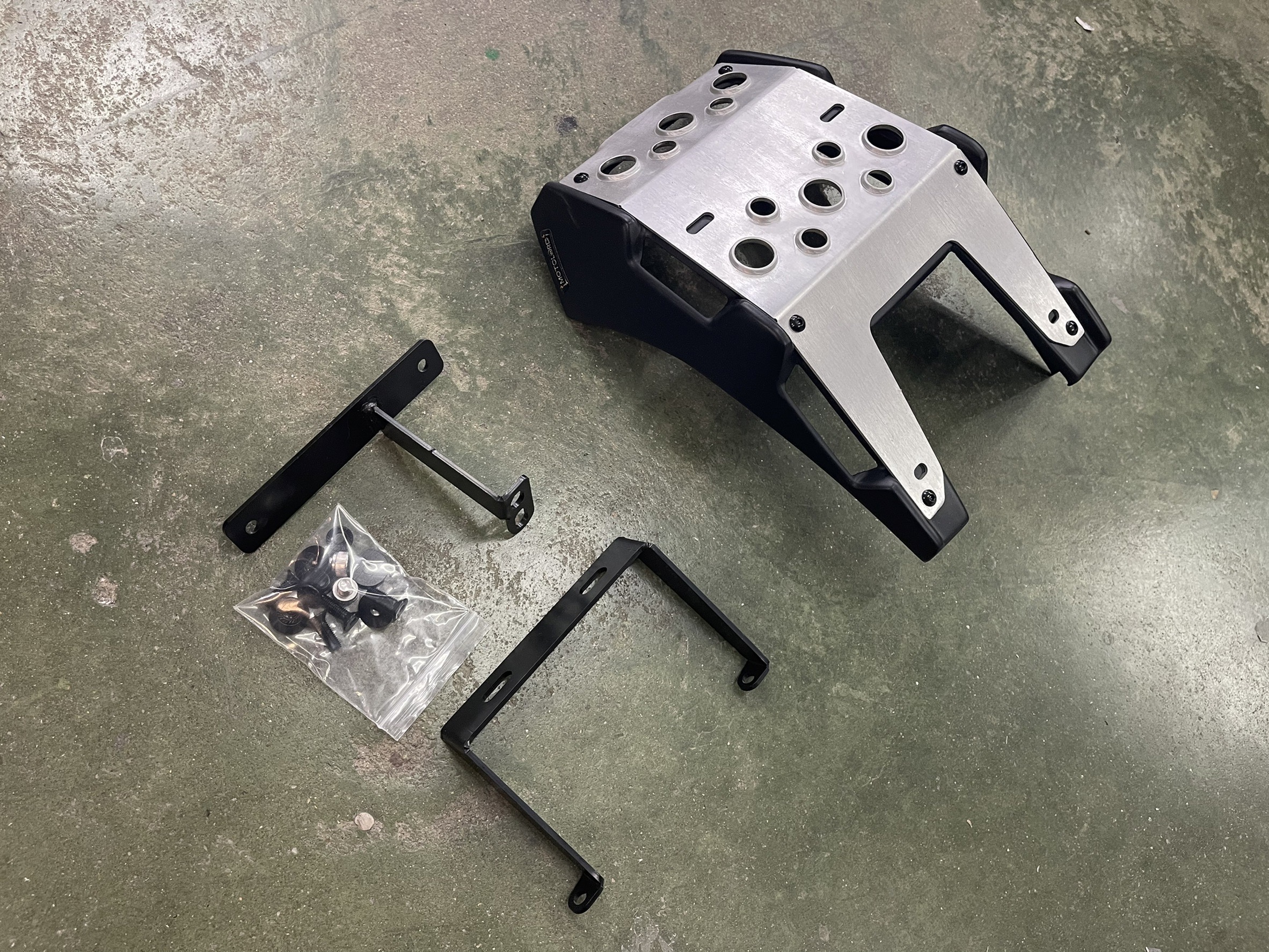 อกล่าง-กันแคร้ง Dax125 MotolordD Dax125 3600฿ สีเทา แดง ดำ บรอนด์