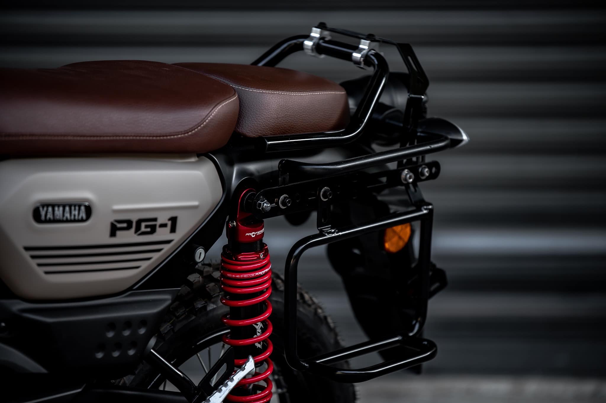 PG-1 1.) ครอบไฟหน้า Headlight cover. 1,590฿ 2.) ครอบไฟเบรค Rear brake light cover. 1,290฿ 3.) ชิวหน้า V1 Headbrand Windshield V1 1,590฿ 4.) กาบ อกบังหัวฉีด Side fairing cover. 1990฿ 5.) กันลาย V1 Mid frame protector. 1990฿ 6.) ชุดบังโคลนหน้าScrambler Full