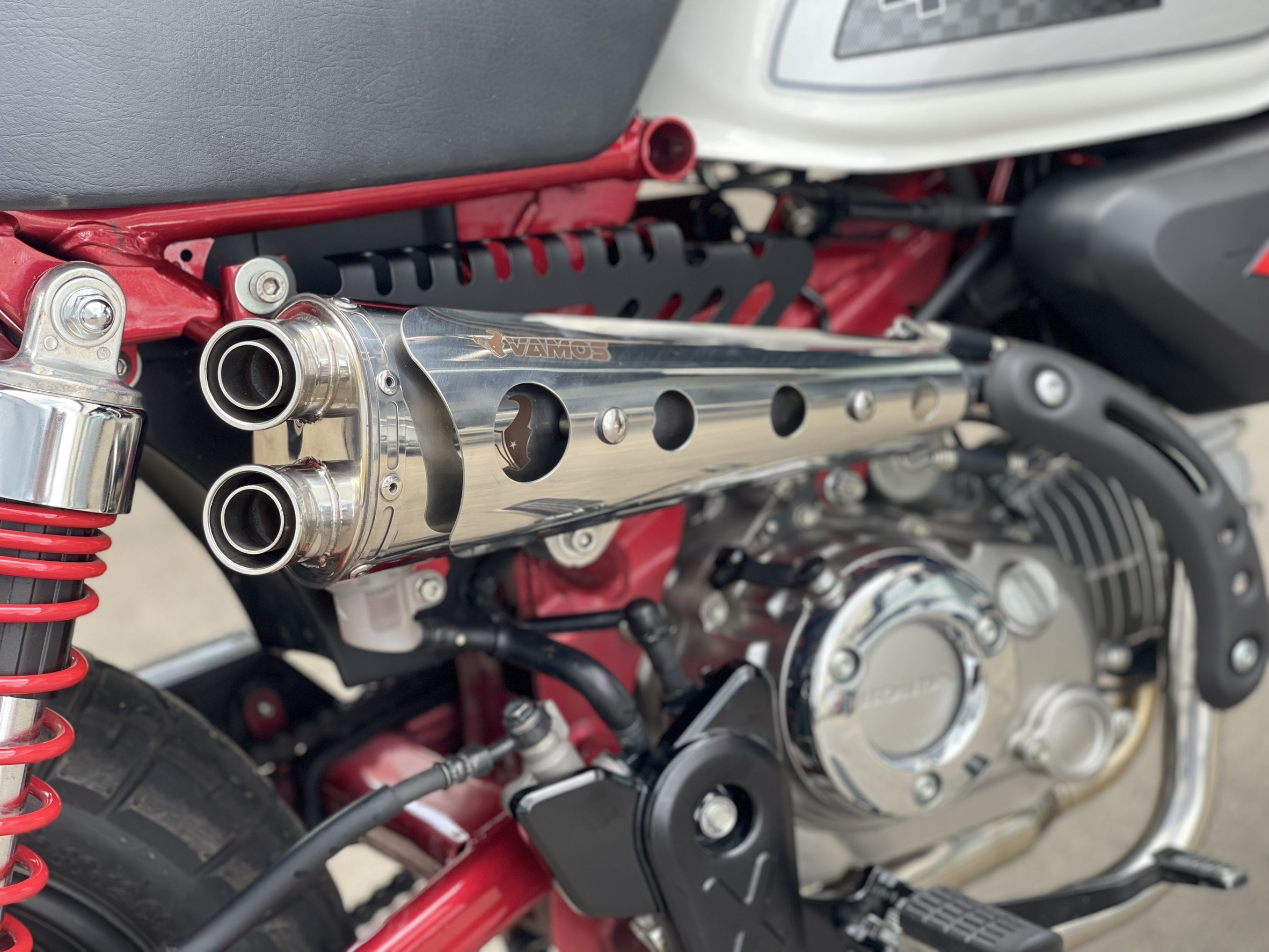 ท่อ MONKEY125 Vamos ตรงรุ่น เสียง นุ่ม ไพเราะ วัสดุน้ำหนักเบา ให้อัตตราเร่งที่ดี มาพร้อมอุปกรณ์ติดตั้งครบ ท่อมี มอก. ใช้งานได้สบายใจ