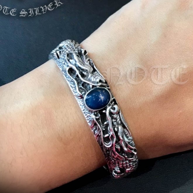 กำไลข้อมือเงินแท้ ลายมังกรฝังพลอยสีฟ้าไพลิน หลังเบี้ย Sterling Silver 925 NSBL2469