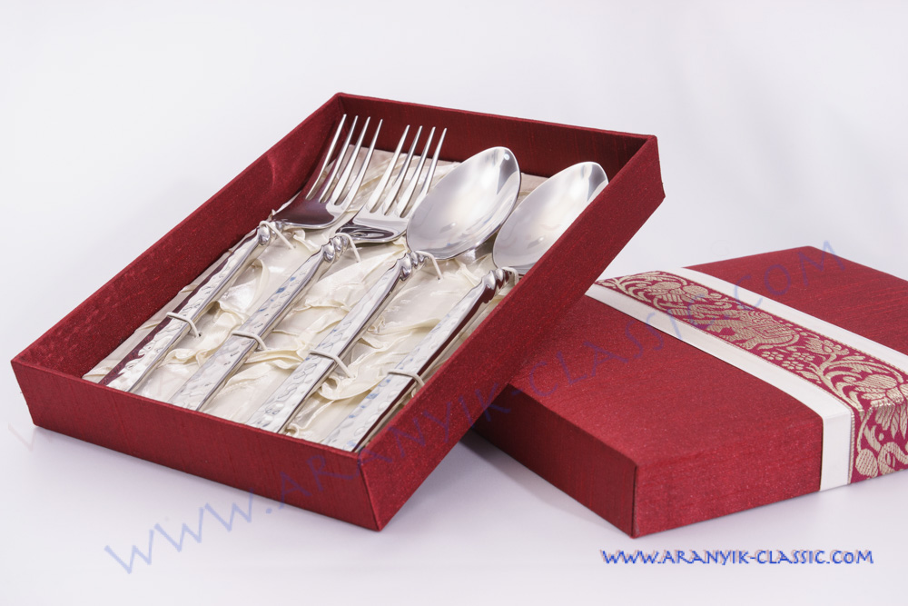 ของขวัญให้ต่างชาติ ช้อนส้อมพร้อมกล่อง อรัญญิกคลาสสิค 4 ชิ้น