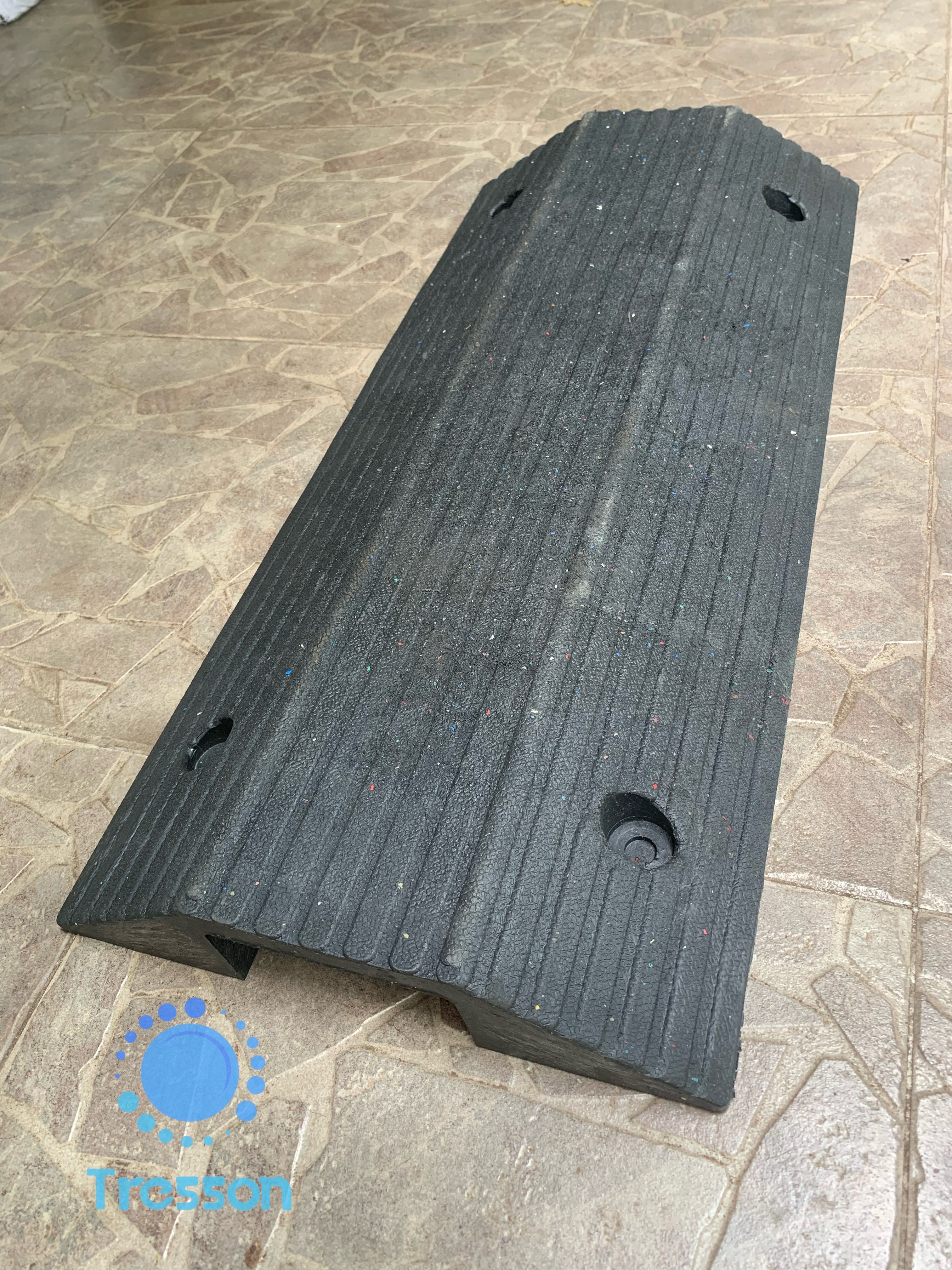 ทางลาดยางครอบท่อ ครอบสายไฟ ข้ามธรณีประตู สูง 8 ซม. กว้าง 40 ซม. ยาว 80 ซม(ด้าน) ขนาดช่อง 12x6 cm-นน.7 kg รับนน.สูงสุด700kg. Rubber Wire Cover Ramp 8x40x80 cm 13 kg