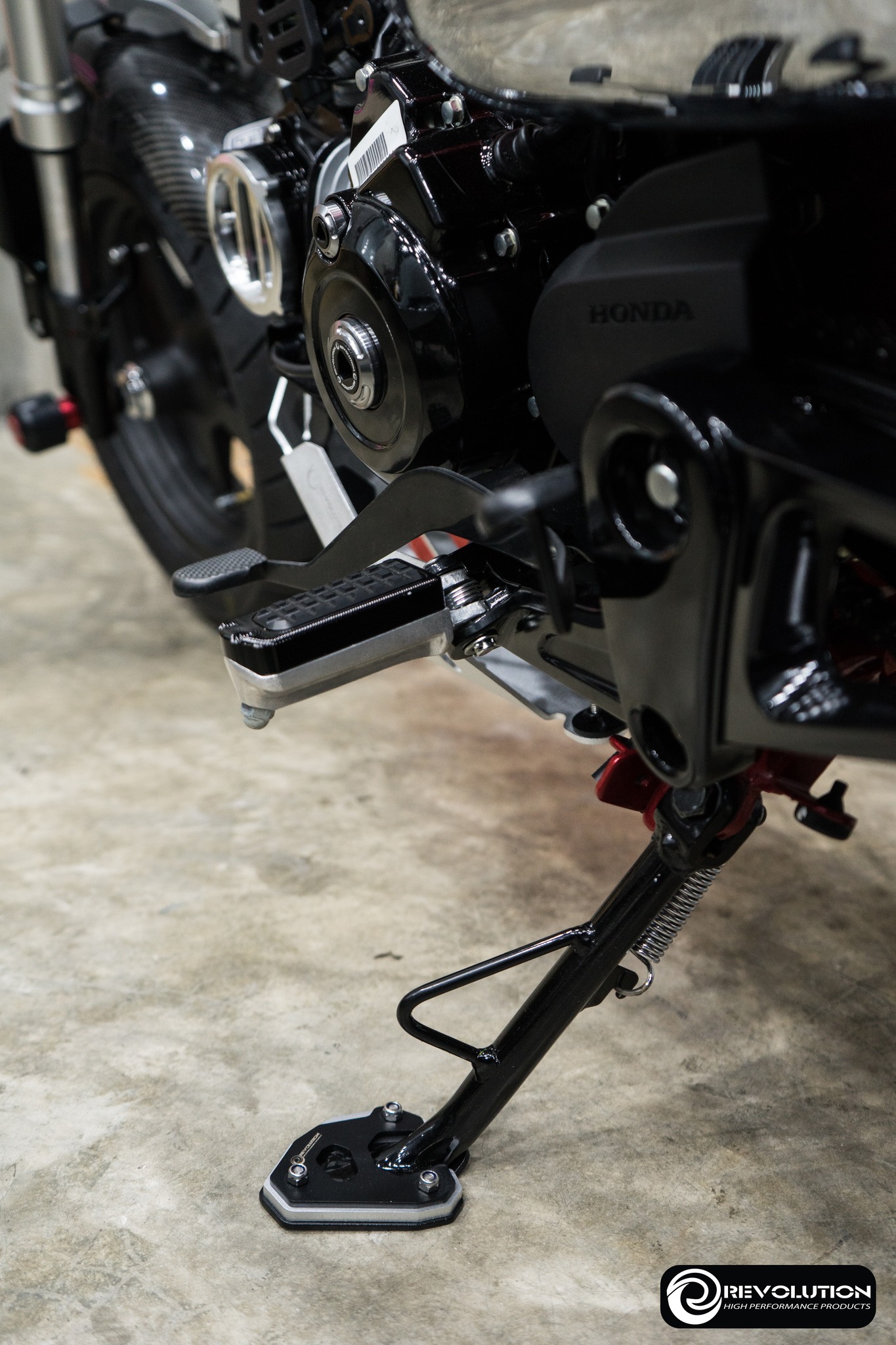 แผ่นรองขาตั้งข้าง (สแตนเลสดำ+มีเนียม) 2D REVOLUTION ST-125Dax/MONKEY-125