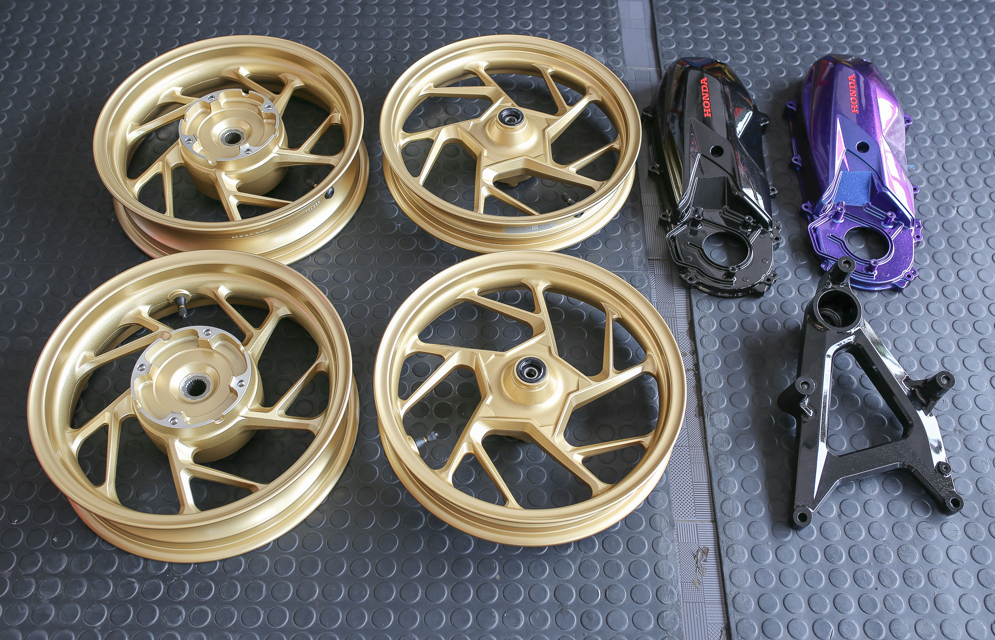 -สวิงอาร์ม Honda Click 160 ราคาสับ สีดำ เทา ทองไหม้ 750 บาท สีไทเท 850 บาท -แคร้ง Honda Click 160 ราคาสับ สีดำ เทา ทองไหม้ 750 บาท สีไทเท 850 บาท -สับล้อทองศูนย์ พร้อมใส่ ราคา 1900 บาท