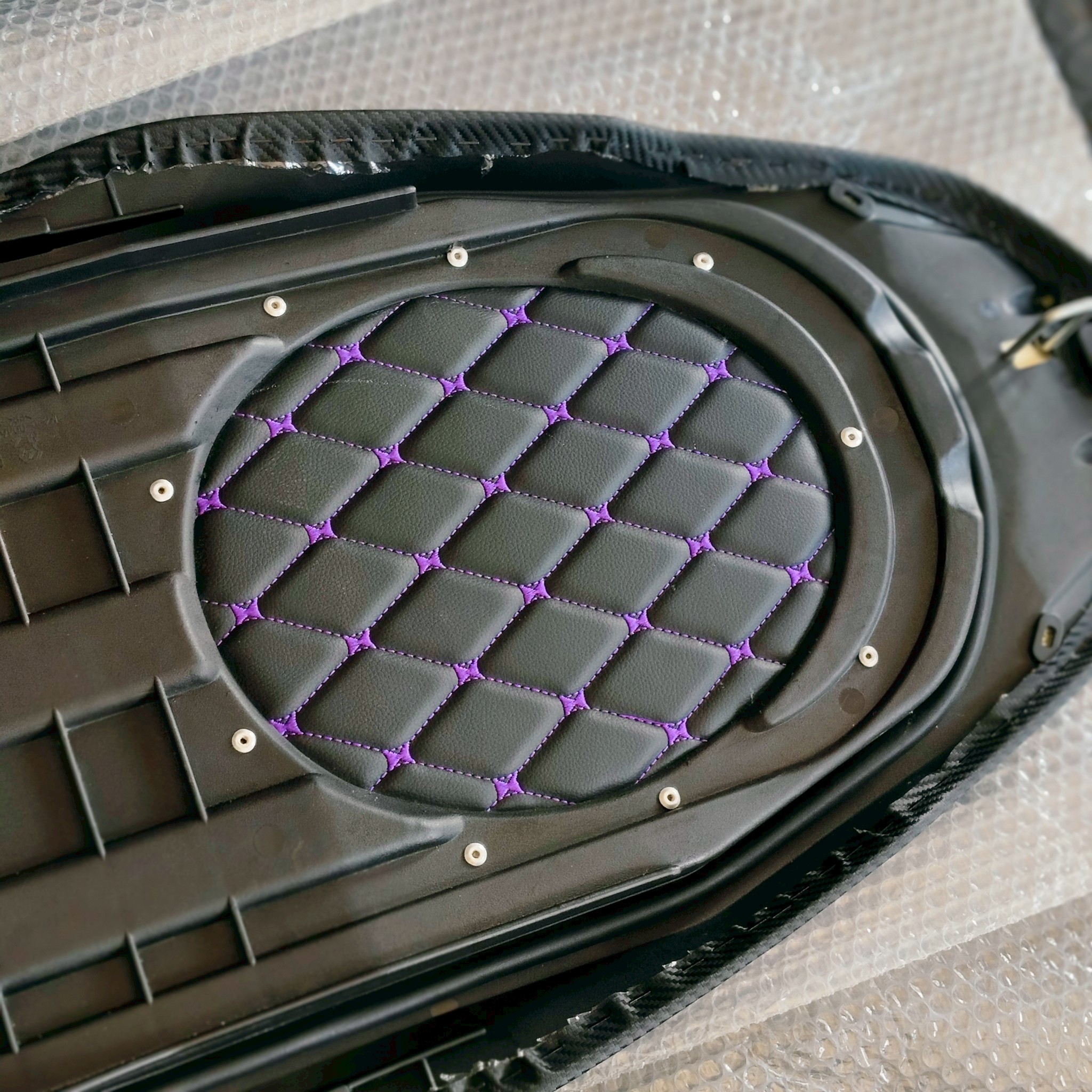 เบาะเทียมแท้100%ทรง 2 ตอนบาง Xmax300/Forza350 พร้อมใส่เลยมี 4 สี ด้ายสีอื่นสั่งได้นะคะ สามารถใส่หมวกเต็มใบได้ 1 ใบค่ะ