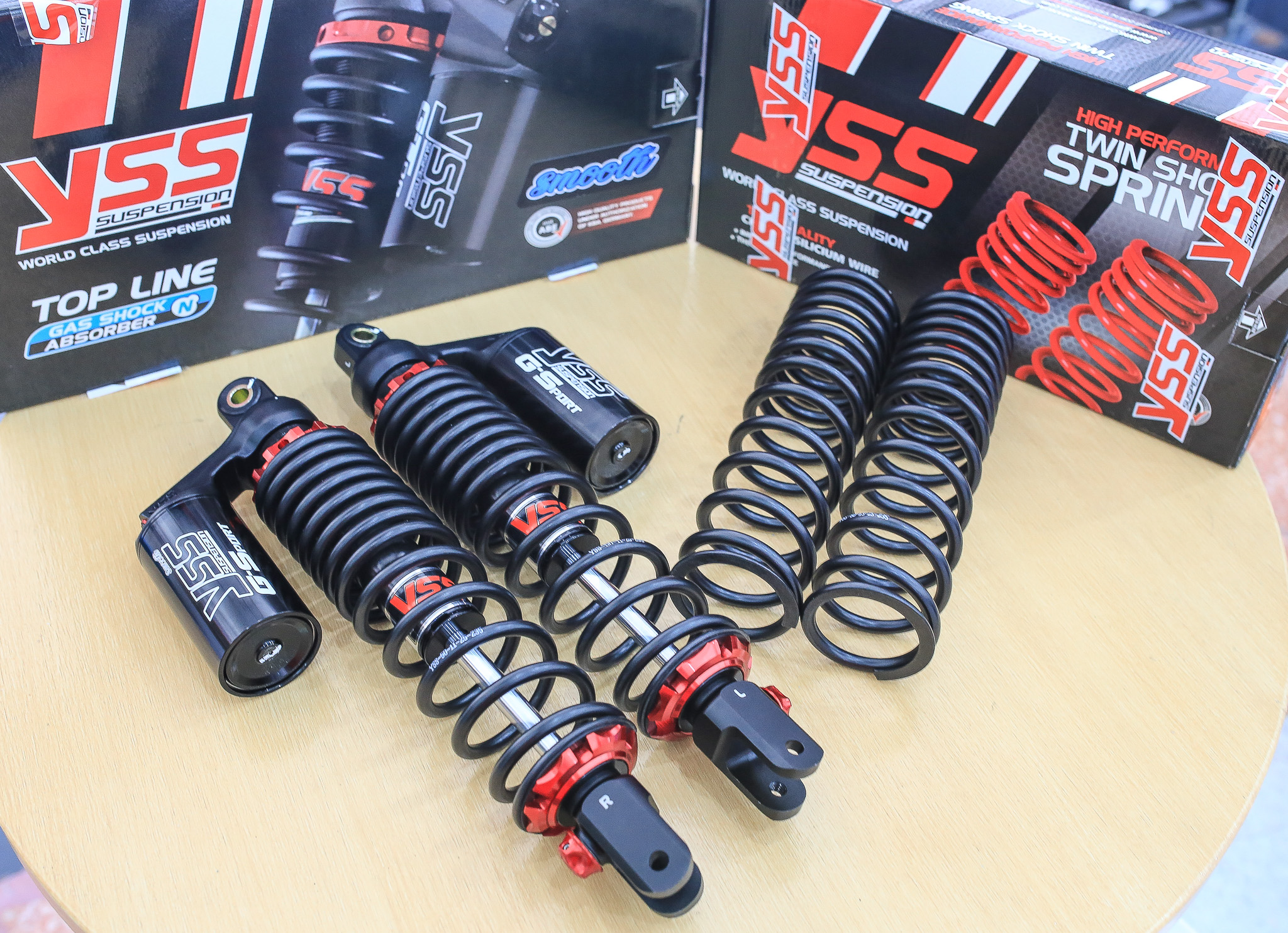โช็ค YSS X-MAX300 SMOOTH BLACK SERIES G-SPORT ความสูง350MM ทุกรุ่นแถมสปิงแข็งมาให้ 1คู่ ราคา7900 สปริงที่แถมไปเป็น Heavy Duty ก็จะรับน้ำหนักคนขับอยู่ที่ 90-120 ครับ ถ้ารวมคนซ้อนก็ไม่เกิน 180 เกินจากนั้นต้องปรับพรีโหลดช่วยครับ