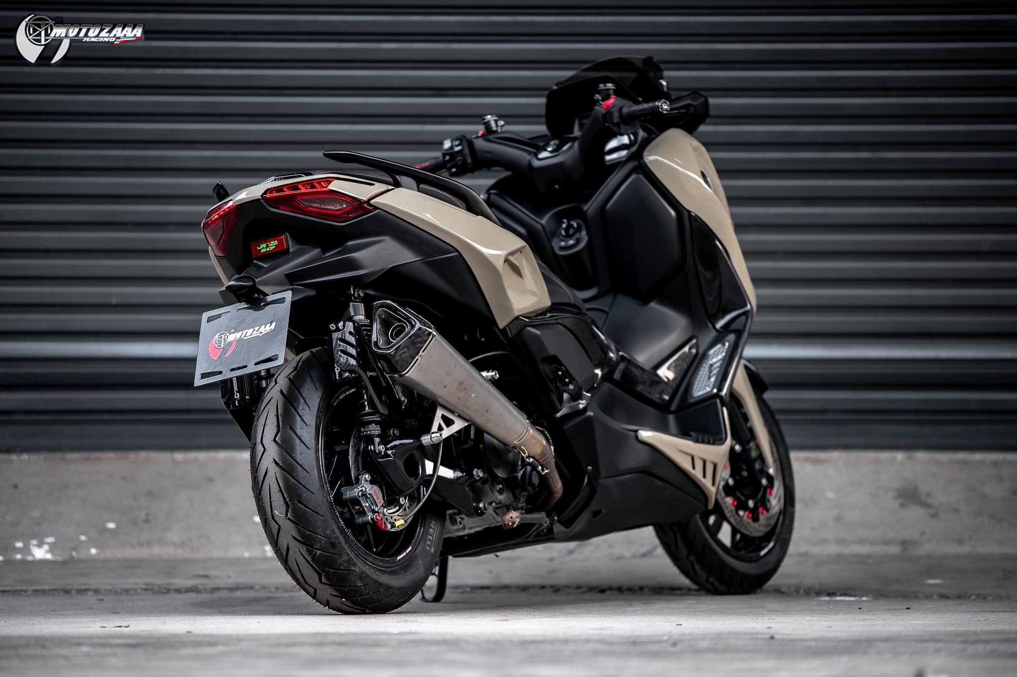 Xmax300 Body kit MotozAAA Body kit 1). ครอบหน้ากากหน้า Front fairing cover 1500฿ 2). ครอบกาบอกซ้าย-ขวา Big side fairing cover 2790฿ 3). ครอบบังโคลนหน้า Front fender cover แบบ3ชิ้น (ชุดเต็ม ) 2100 แบบ2ชิ้น (ข้าง R/L ) 1490฿ ( ลายเคฟล่า +250฿ ) 4). ครอบปีกข