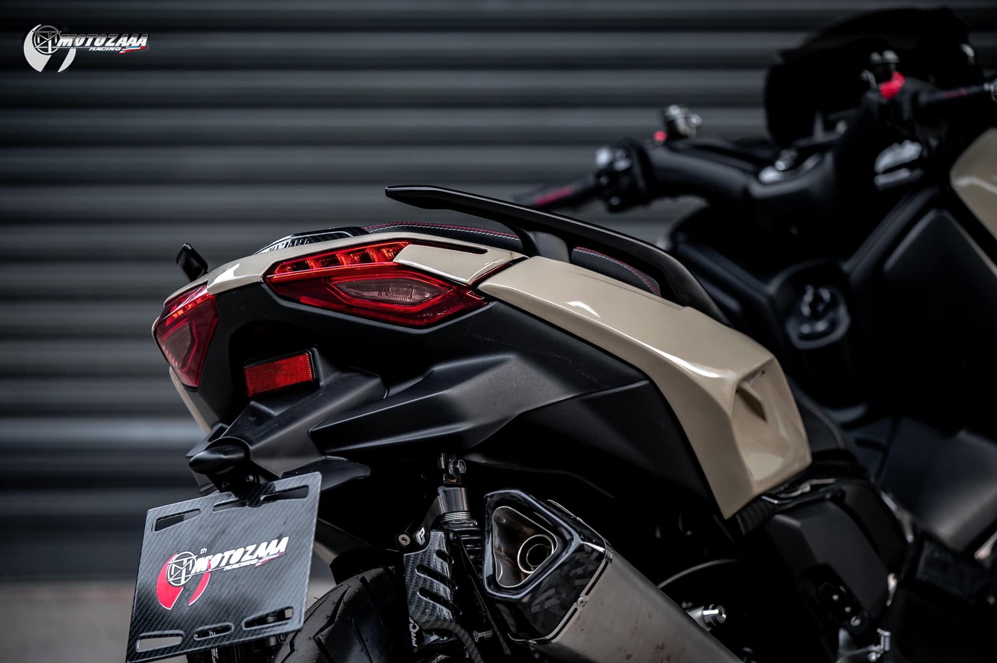 Xmax300 Body kit MotozAAA Body kit 1). ครอบหน้ากากหน้า Front fairing cover 1500฿ 2). ครอบกาบอกซ้าย-ขวา Big side fairing cover 2790฿ 3). ครอบบังโคลนหน้า Front fender cover แบบ3ชิ้น (ชุดเต็ม ) 2100 แบบ2ชิ้น (ข้าง R/L ) 1490฿ ( ลายเคฟล่า +250฿ ) 4). ครอบปีกข