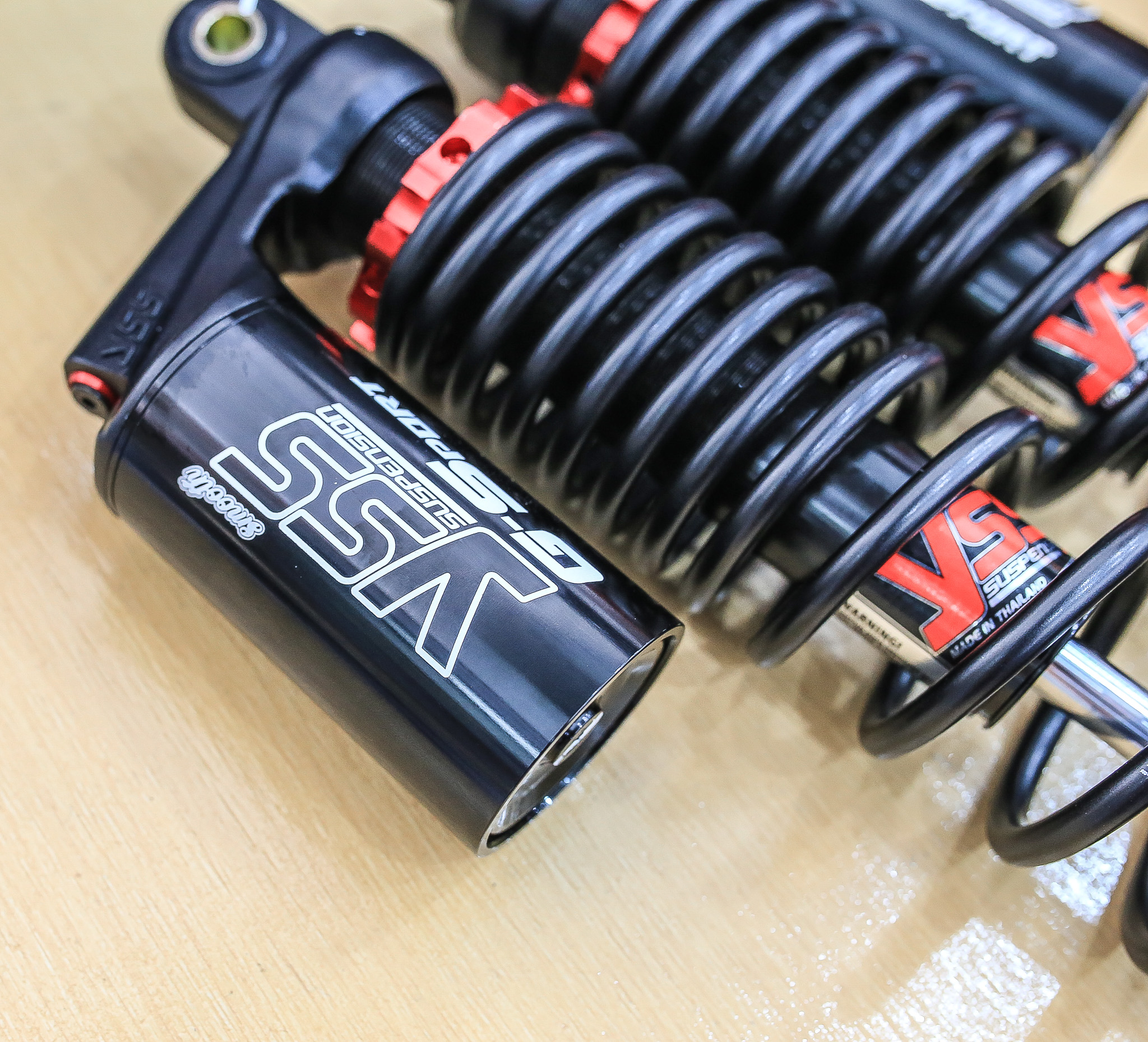 โช็ค YSS X-MAX300 SMOOTH BLACK SERIES G-SPORT ความสูง350MM ทุกรุ่นแถมสปิงแข็งมาให้ 1คู่ ราคา8200 สปริงที่แถมไปเป็น Heavy Duty ก็จะรับน้ำหนักคนขับอยู่ที่ 90-120 ครับ ถ้ารวมคนซ้อนก็ไม่เกิน 180 เกินจากนั้นต้องปรับพรีโหลดช่วยครับ