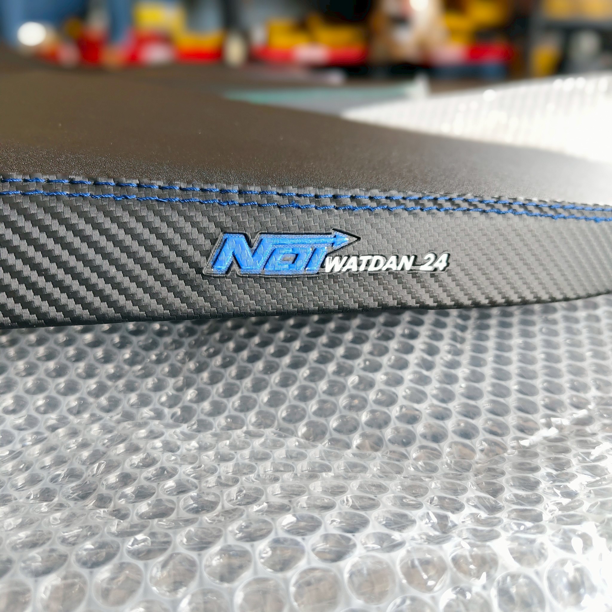 เบาะเทียมแท้100%ทรง 2 ตอนบาง Xmax300/Forza350 พร้อมใส่เลยมี 4 สี ด้ายสีอื่นสั่งได้นะคะ สามารถใส่หมวกเต็มใบได้ 1 ใบค่ะ