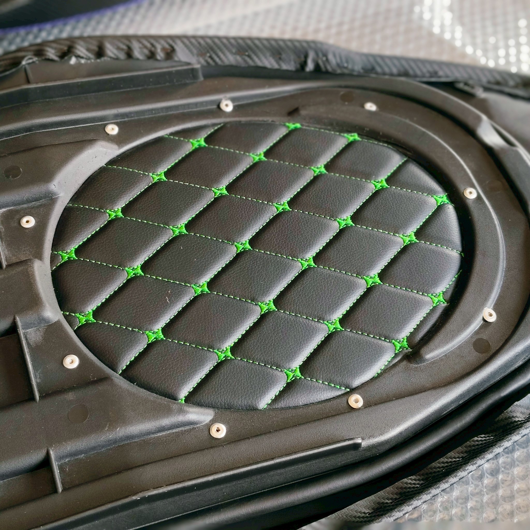 เบาะเทียมแท้100%ทรง 2 ตอนบาง Xmax300/Forza350 พร้อมใส่เลยมี 4 สี ด้ายสีอื่นสั่งได้นะคะ สามารถใส่หมวกเต็มใบได้ 1 ใบค่ะ