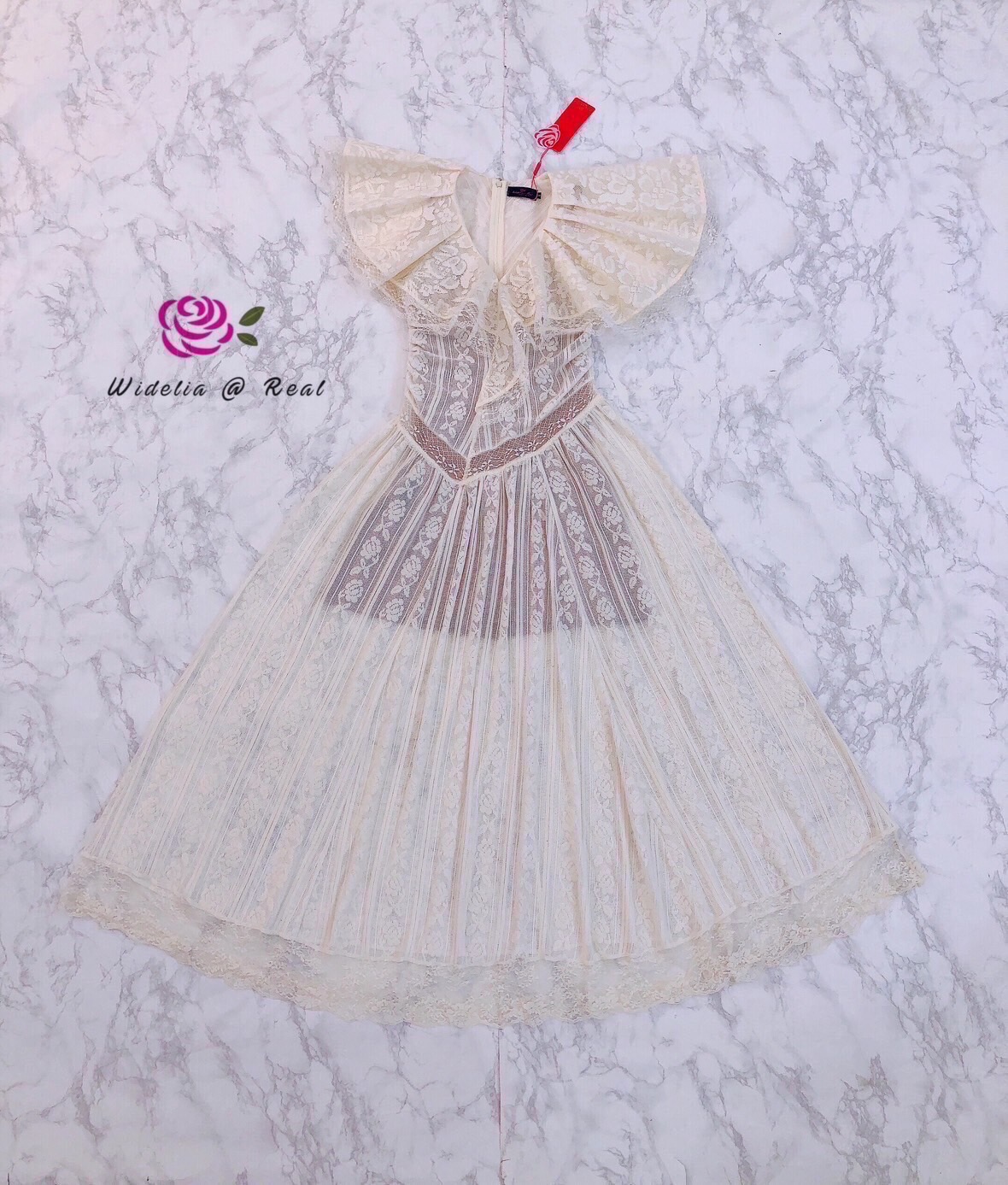 Janesuda Maxi dress แม็กซี่เดรสตัวยาว แขนระบาย เนื้อผ้าลูกไม้สีครีม