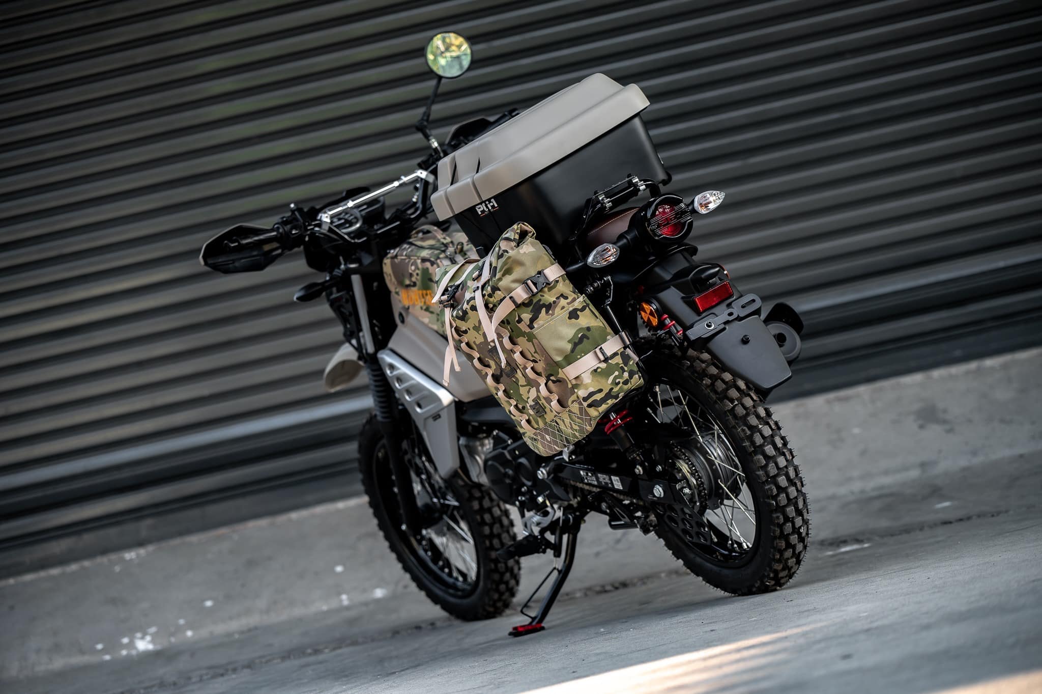 PG-1 1.) ครอบไฟหน้า Headlight cover. 1,590฿ 2.) ครอบไฟเบรค Rear brake light cover. 1,290฿ 3.) ชิวหน้า V1 Headbrand Windshield V1 1,590฿ 4.) กาบ อกบังหัวฉีด Side fairing cover. 1990฿ 5.) กันลาย V1 Mid frame protector. 1990฿ 6.) ชุดบังโคลนหน้าScrambler Full