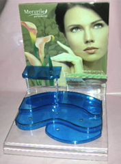 ชั้นวางสินค้าเครื่องสำอาง เป็นงานอะครีลิคสีใส ทั้งตัว