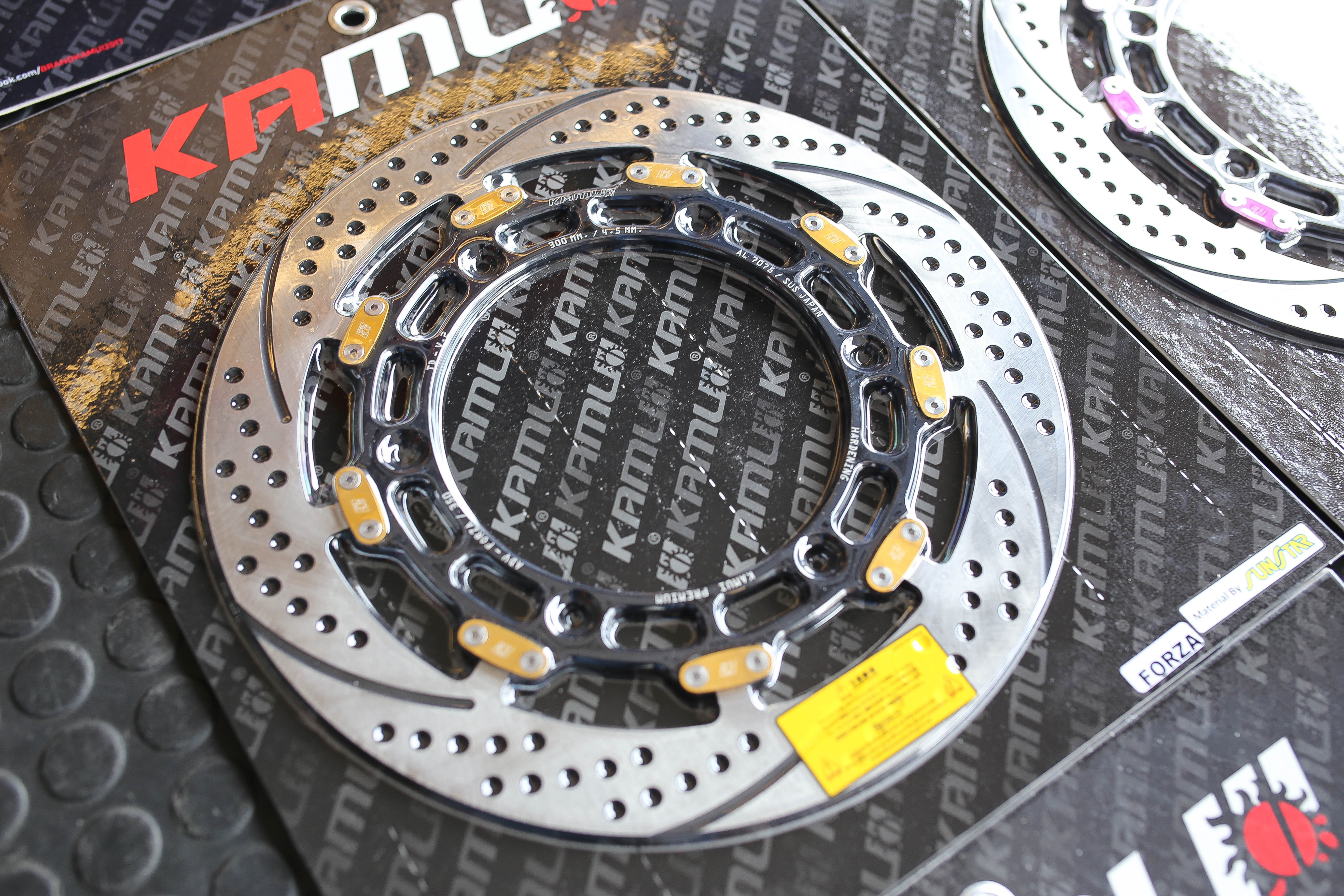 จานหน้าขนาด 300 มิล. TD-V.2 FORZA300-350 - XMAX300 - ใส่ปั๊ม Brembo ไม่ติดหมุด ไม่ต้องตัดผ้าเบรค - จับหน้าผ้าเบรคได้เต็ม เบรคระยะสั้นลง - มีความสวยงาม แข็งแรง ทนทาน -จานดิสก์ สแตนเลส 410DB ผ่านการชุบแข็ง ไม่มีไม่ได้แล้ว จานหน้าขนาด 300 มิล TD-V.2 ใบละ 4,5