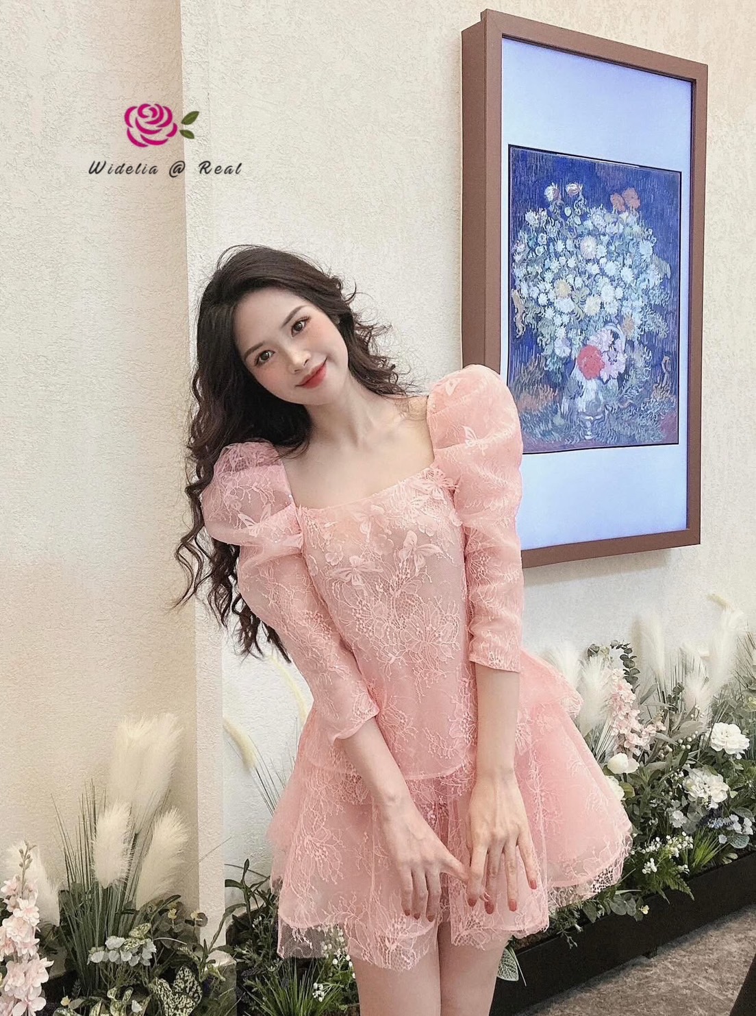 Korea Set เสื้อกับกระโปรงสั้น ด้านในเป็นกางเกง เนื้อผ้าลูกไม้นิ่มสีชมพูปักเลื่อมวิ้งๆ