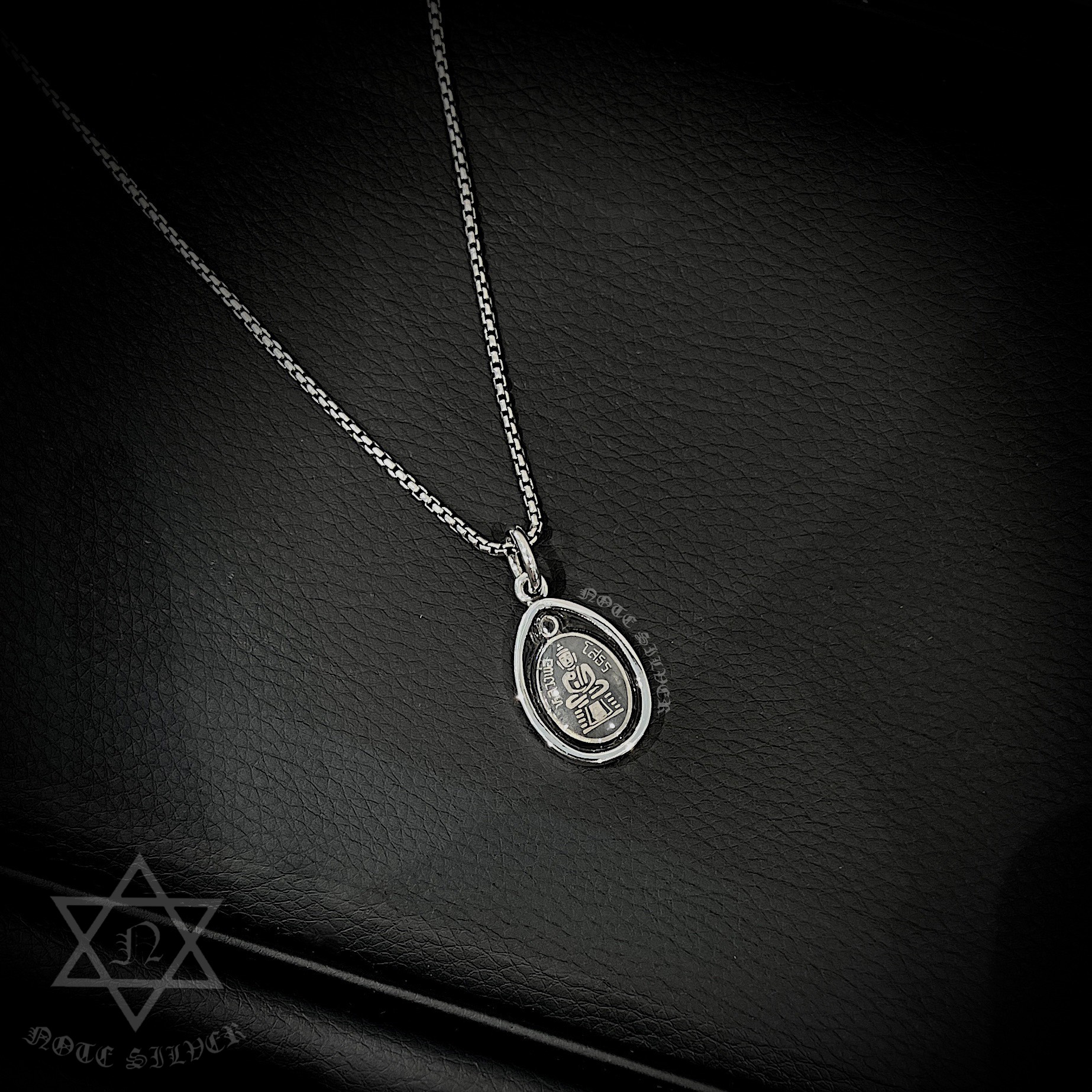 เลี่ยมพลาสติกกันน้ำ และจับขอบเงินแท้แบบสันเหลี่ยม Sterling Silver 925 NSSV3438