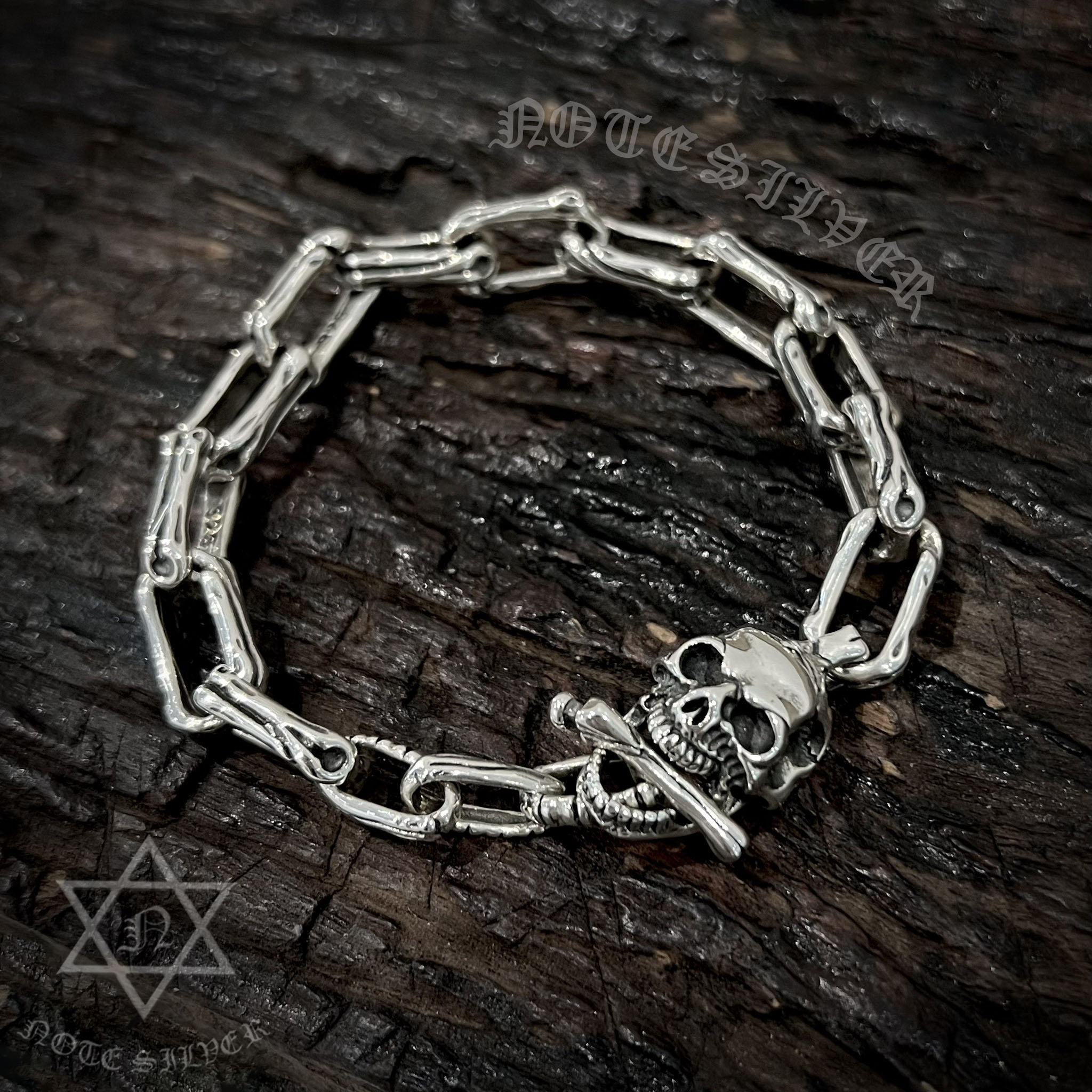 สร้อยข้อมือเงินแท้ ลายโซ่เหลี่ยมรมดำสไตล์ดิบ ทีบาร์หัวกะโหลก Sterling Silver 925 NSBL2358