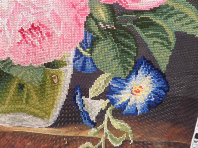 rose-1119 *สินค้าหมด* ชุดปักครอสติช ลายกุหลาบในแจกันแก้ว (3D พิมพ์ลายปักด้านหน้าทั้งหมด ด้านหลังไม่ปัก ไม่มีเดินเส้น ปักครั้งละ 3 เส้นเล็ก) ขนาด 65*75 ซม ผ้าครอสติช 11CTพิมพ์ลายปักบนผ้า ไหมคอตตอน 50 สี ผังลาย เข็ม