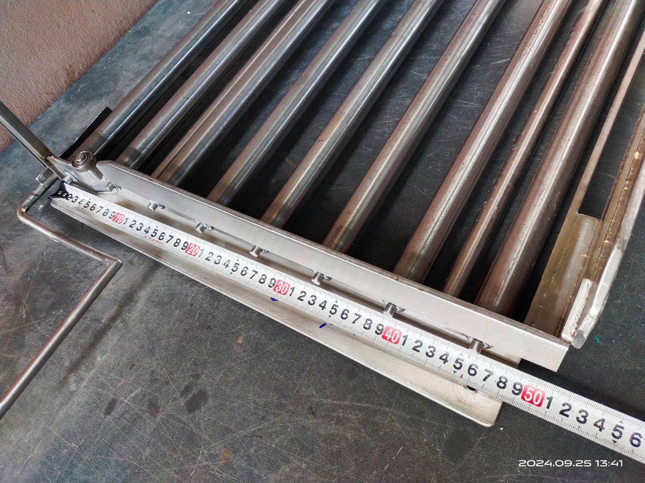 อุปกรณ์ใช้งานในโรงงาน เป็นลูกกลิ้ง ช่วยลำเลียงสิ่งของ วัสดุสแตนเลสทั้งชิ้น ขนาด 46x50 ซม. ลูกกลิ้งโต 27 ม.ม. สแตนเลสหนามาก น.น.รวม 17.8 ก.ก.