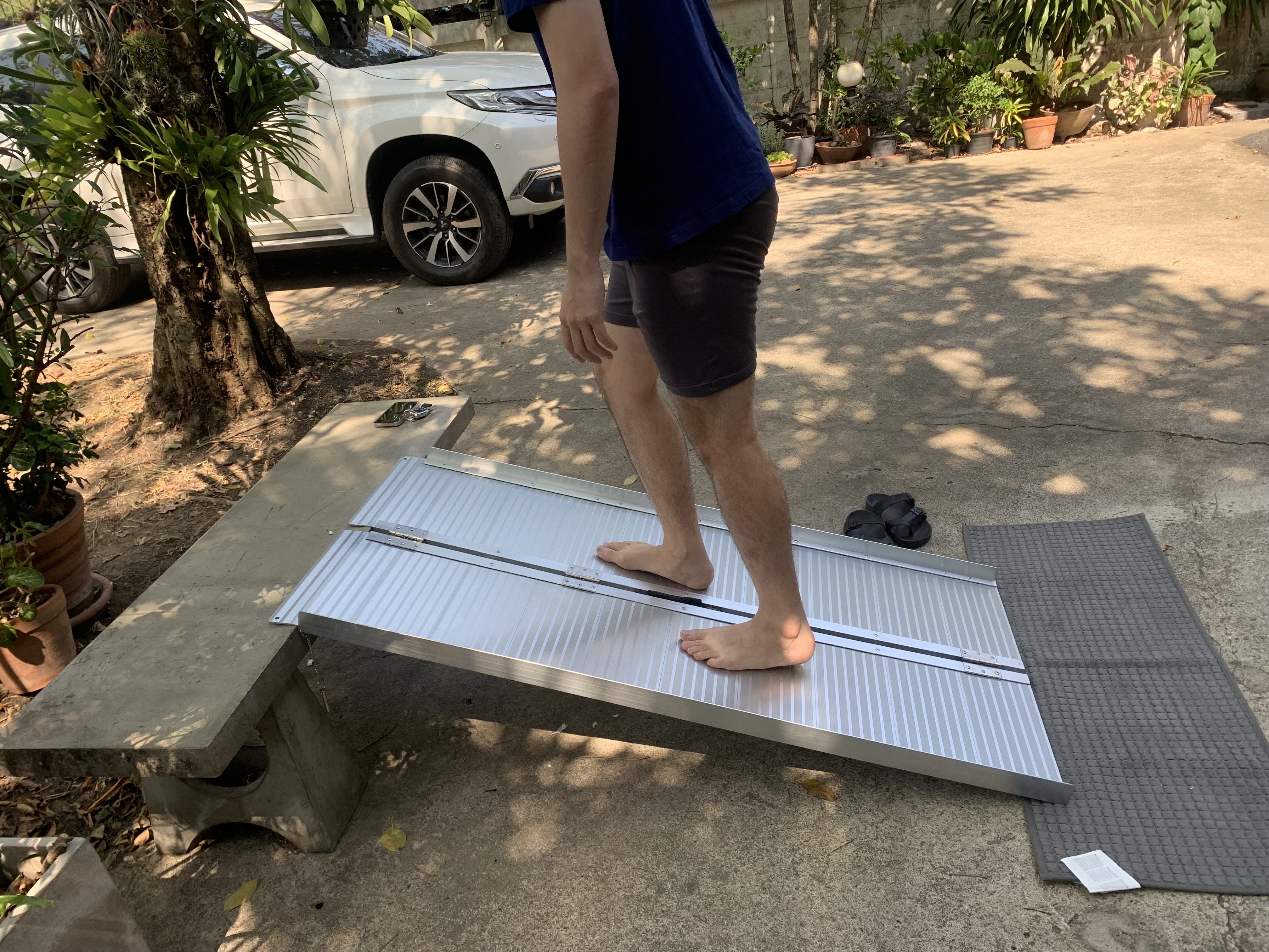 ทางลาดรถเข็นอลูมิเนียม รุ่นประหยัด ยาว5ฟุต กว้าง73ซม.นน. 13.5kg พกพา พับได้ ใช้ได้กับความสูงถึง40ซม.รับนน.275 kg