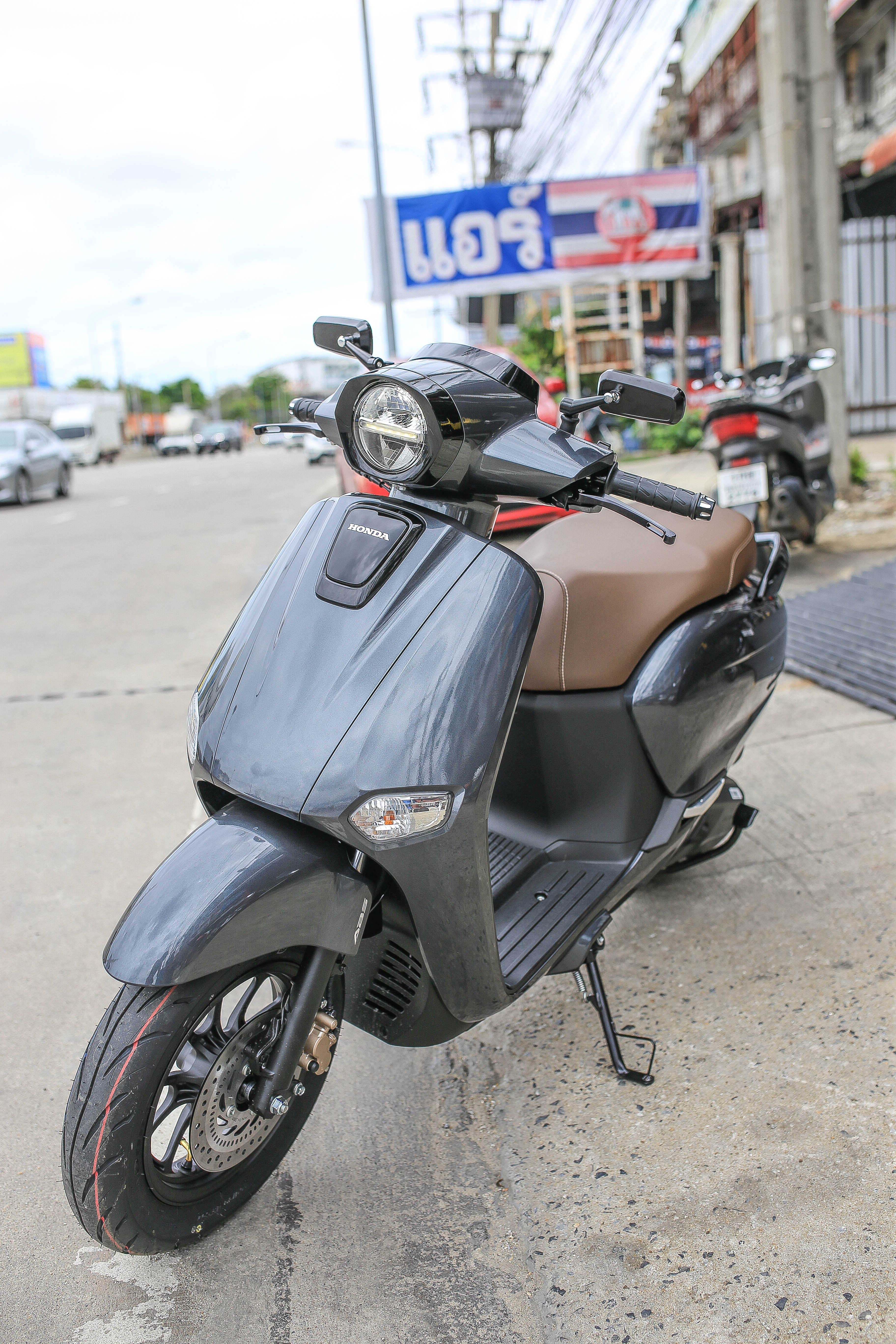 กระจกเหลียมขาสั้น เลนส์ตัดแสง มีสีดำ-สีเงิน ราคา750