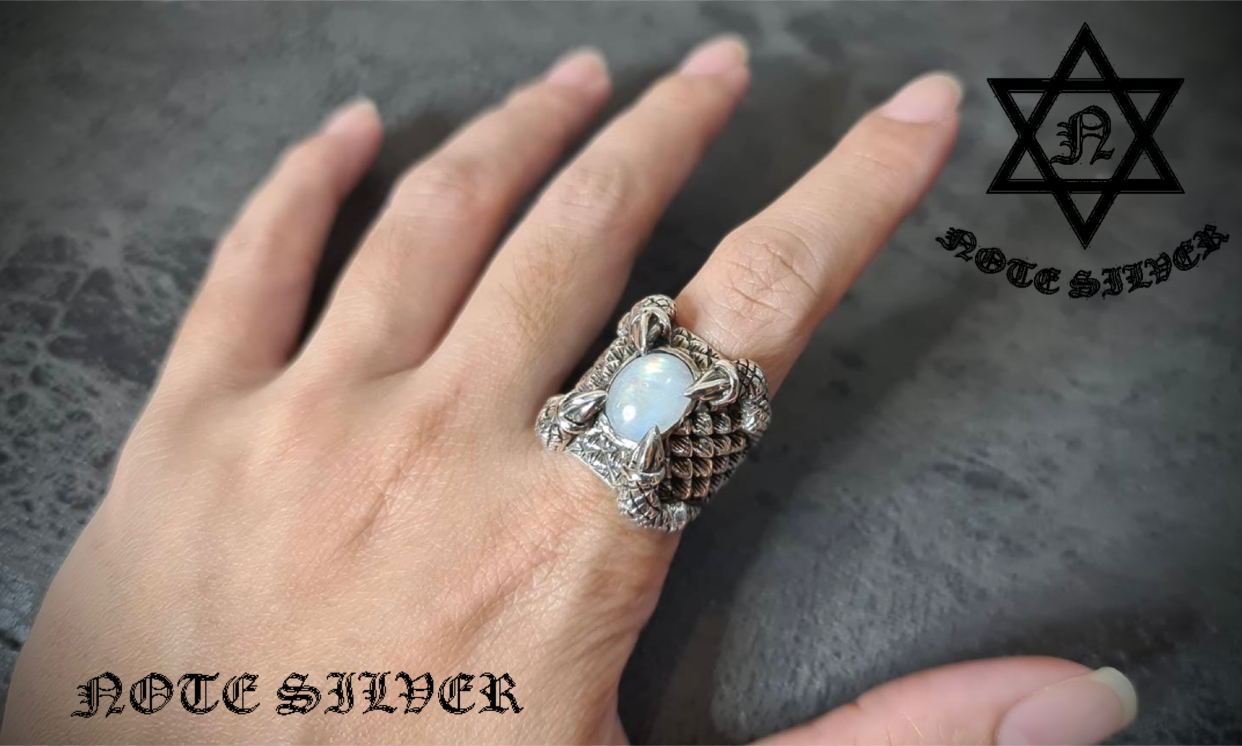 แหวนเงินแท้ฝังด้วยมูนสโตนสีรุ้งแท้ Rainbow Moonstone Sterling Silver ring 925 NSRG1916