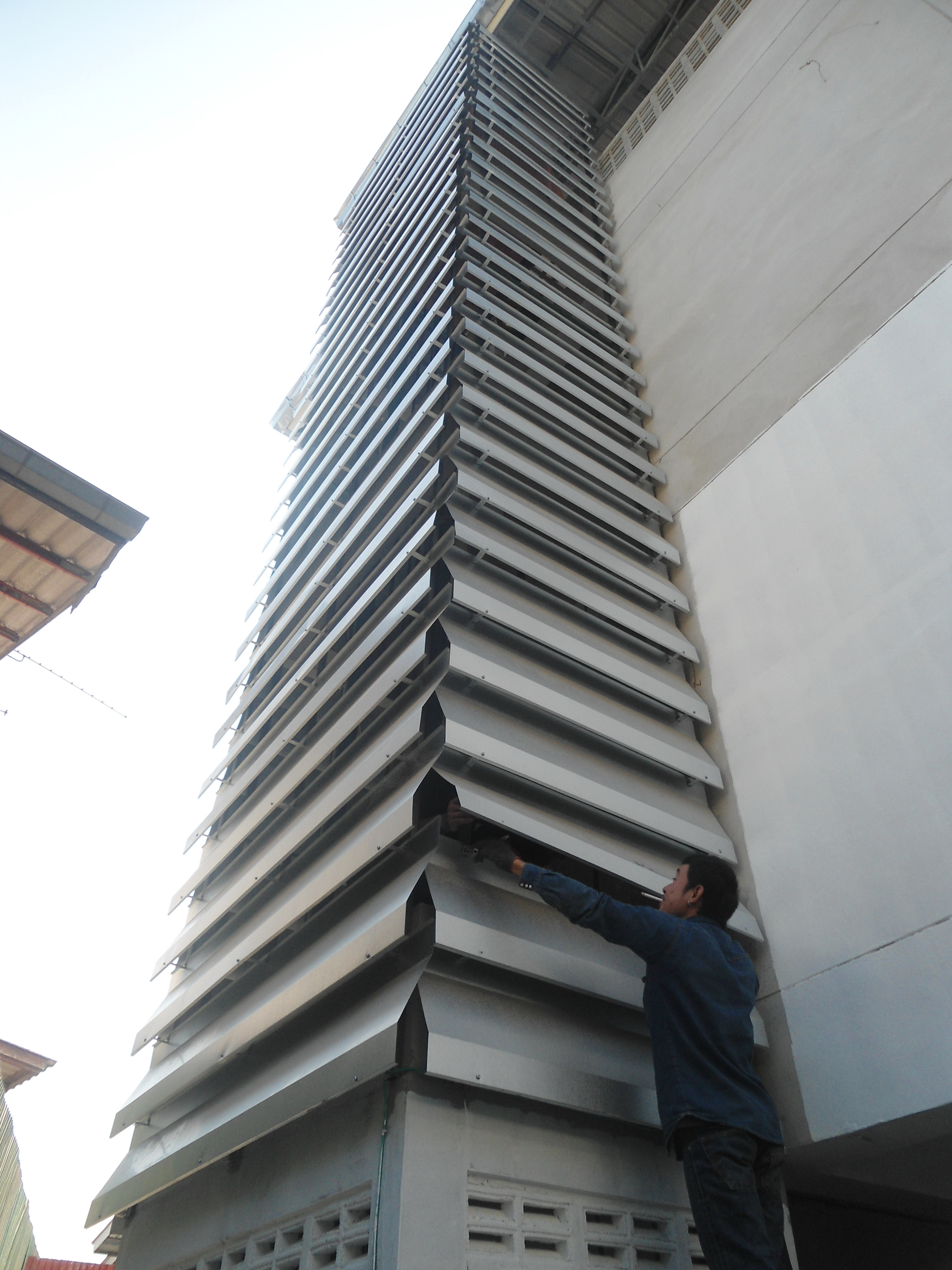 ลิฟท์นอกอาคาร มีทั้งลิฟท์ที่ใช้สลิงและใช้โซ่ ความสูงตั้งแต่ 1 เมตร - 15 เมตร ลิฟท์นอกอาคาร ลิฟท์ในบ้าน ตามบ้านสำหรับผู้ป่วยที่ไม่สามารถเดินขึ้นบนบ้านได้ ที่นั่งรถวิลแชร์น้ำหนัก 100 - 500 kg. ลิฟท์ในโรงแรม