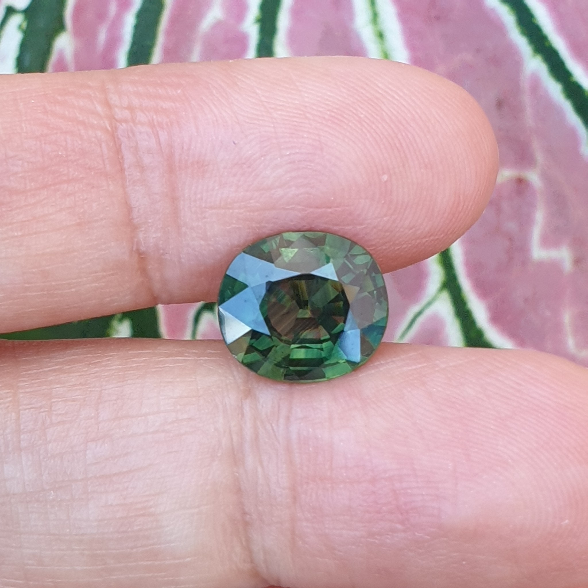 พลอยเขียวส่องบางกะจะ (Green sapphire) น้ำหนัก 3.96 กะรัต