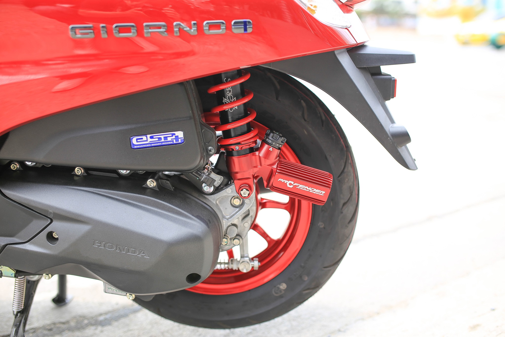 โช๊คหลัง profender X Series Honda Giorno 125 มีสีดำ และสีแดง ราคา 7,140 สินค้ารับประกัน 2 ปี