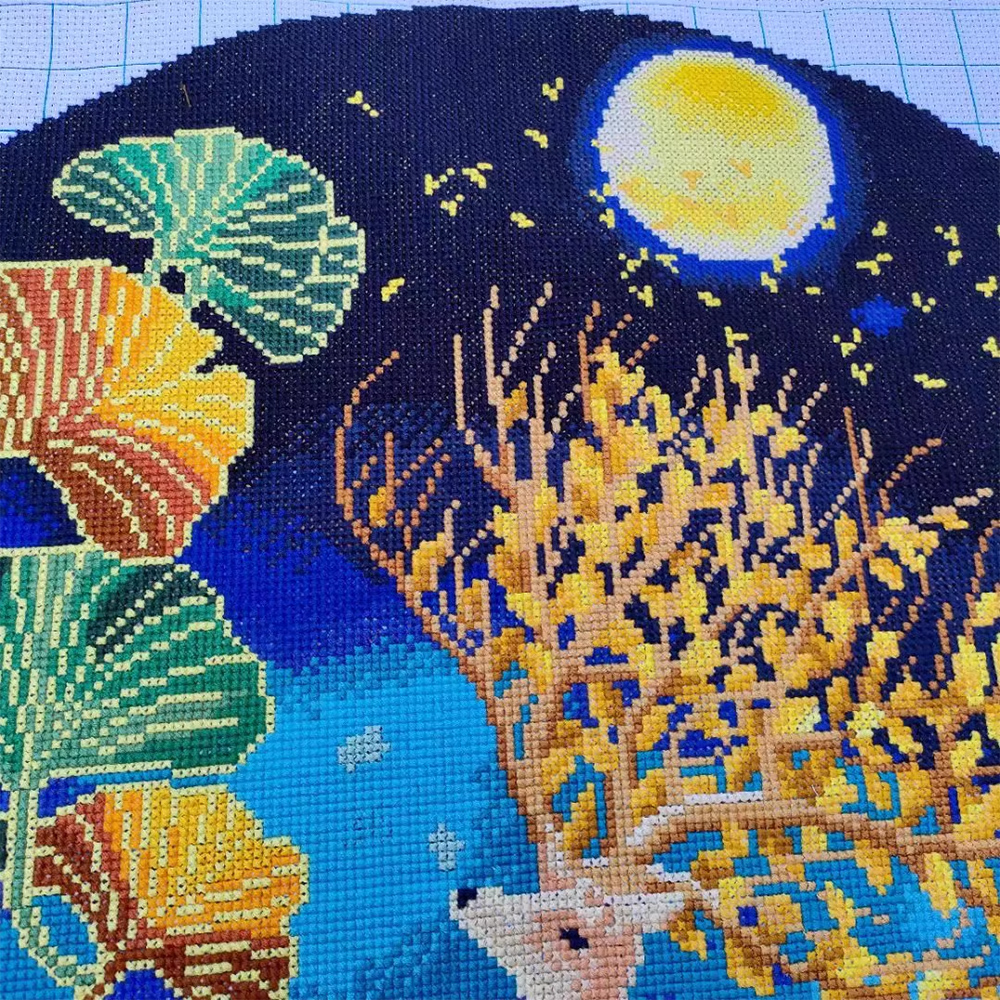 deer-1105 *สินค้าหมด* ชุดปักครอสติช ลายกวางทองใต้เงาจันทร์ (ปักเต็มผืน ไม่มีเดินเส้น ปักครั้งละ 3 เส้นเล็ก) ขนาด 60*60 ซม.ผ้าครอสติช 11CTพิมพ์ลายปักบนผ้า ไหมคอตตอน 39 สี ผังลาย เข็ม