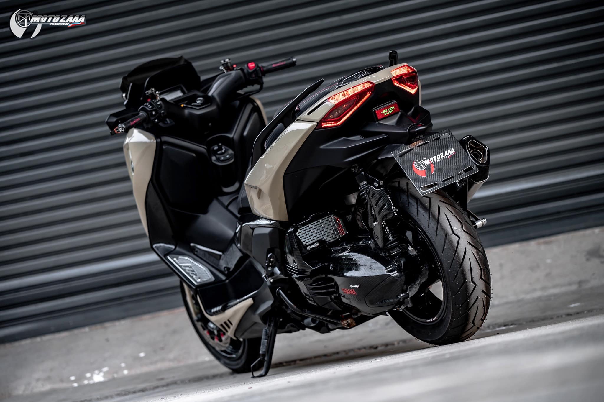 Xmax300 Body kit MotozAAA Body kit 1). ครอบหน้ากากหน้า Front fairing cover 1500฿ 2). ครอบกาบอกซ้าย-ขวา Big side fairing cover 2790฿ 3). ครอบบังโคลนหน้า Front fender cover แบบ3ชิ้น (ชุดเต็ม ) 2100 แบบ2ชิ้น (ข้าง R/L ) 1490฿ ( ลายเคฟล่า +250฿ ) 4). ครอบปีกข