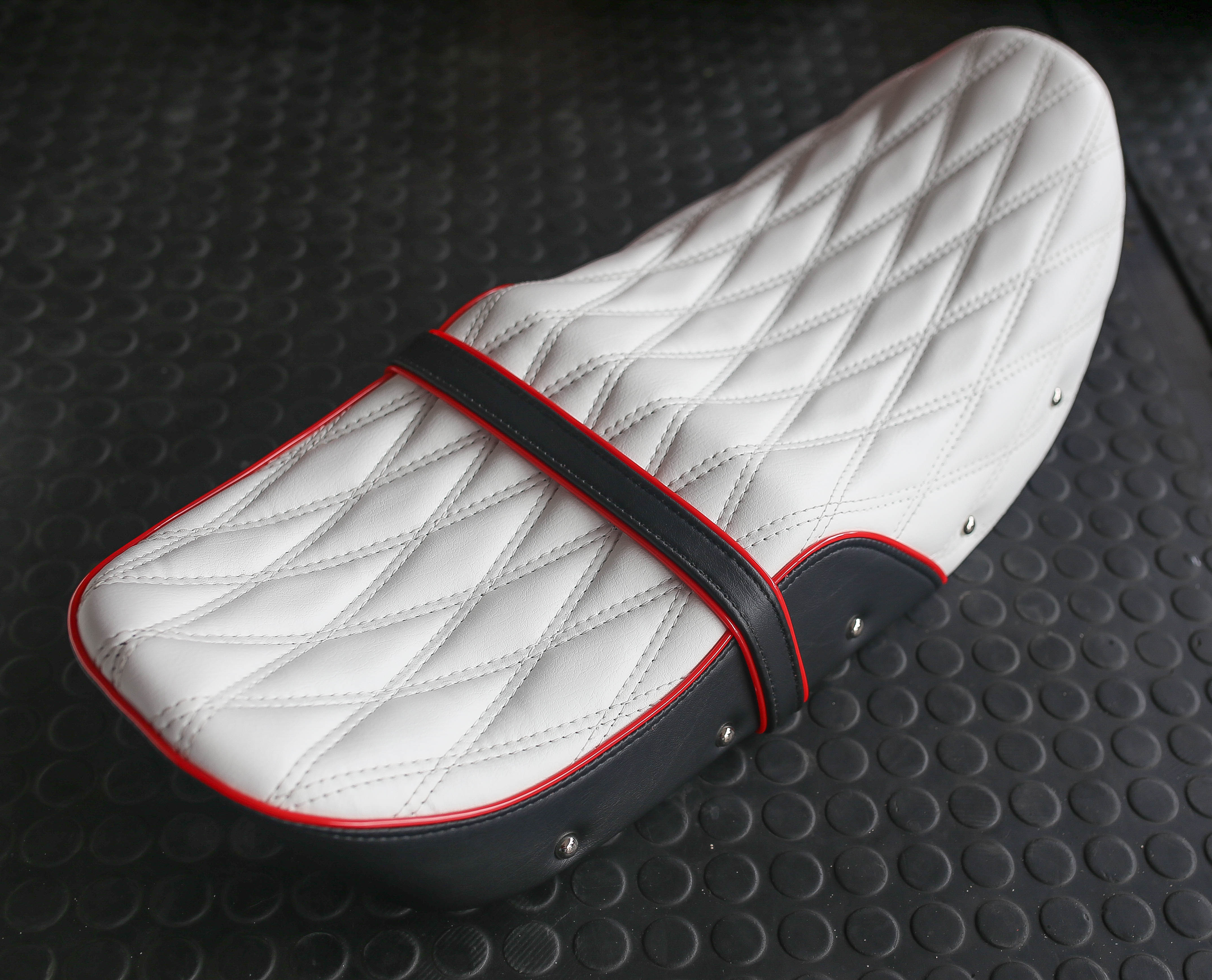 สินค้าใหม่ เบาะ DAX125 หน่อยวัดด่าน มี5สี13ลาย โครงเทียม สวยเข้ารูป